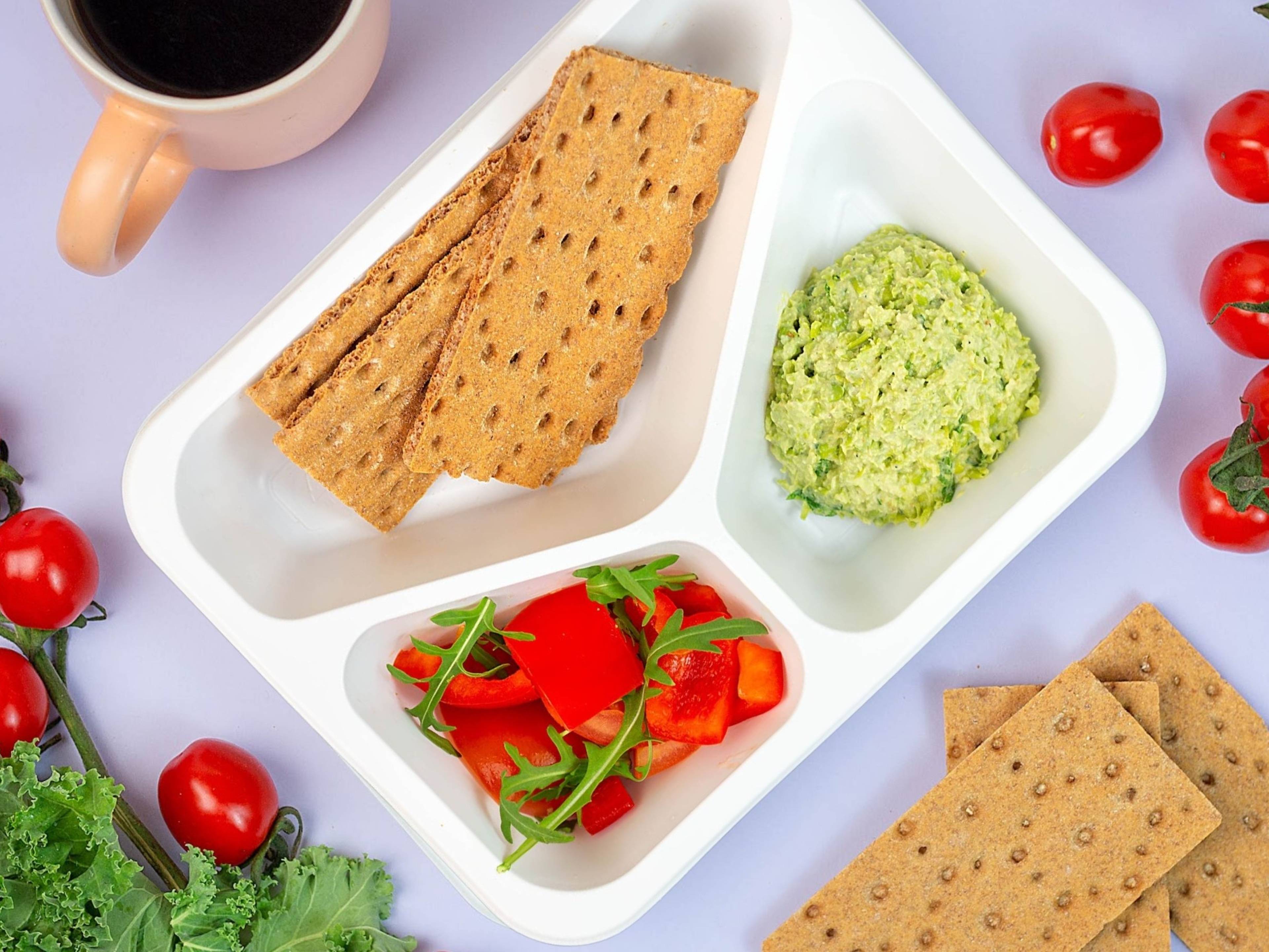 Pasta z zielonego groszku i sera feta z papryką, pomidorami i chrupkim pieczywem