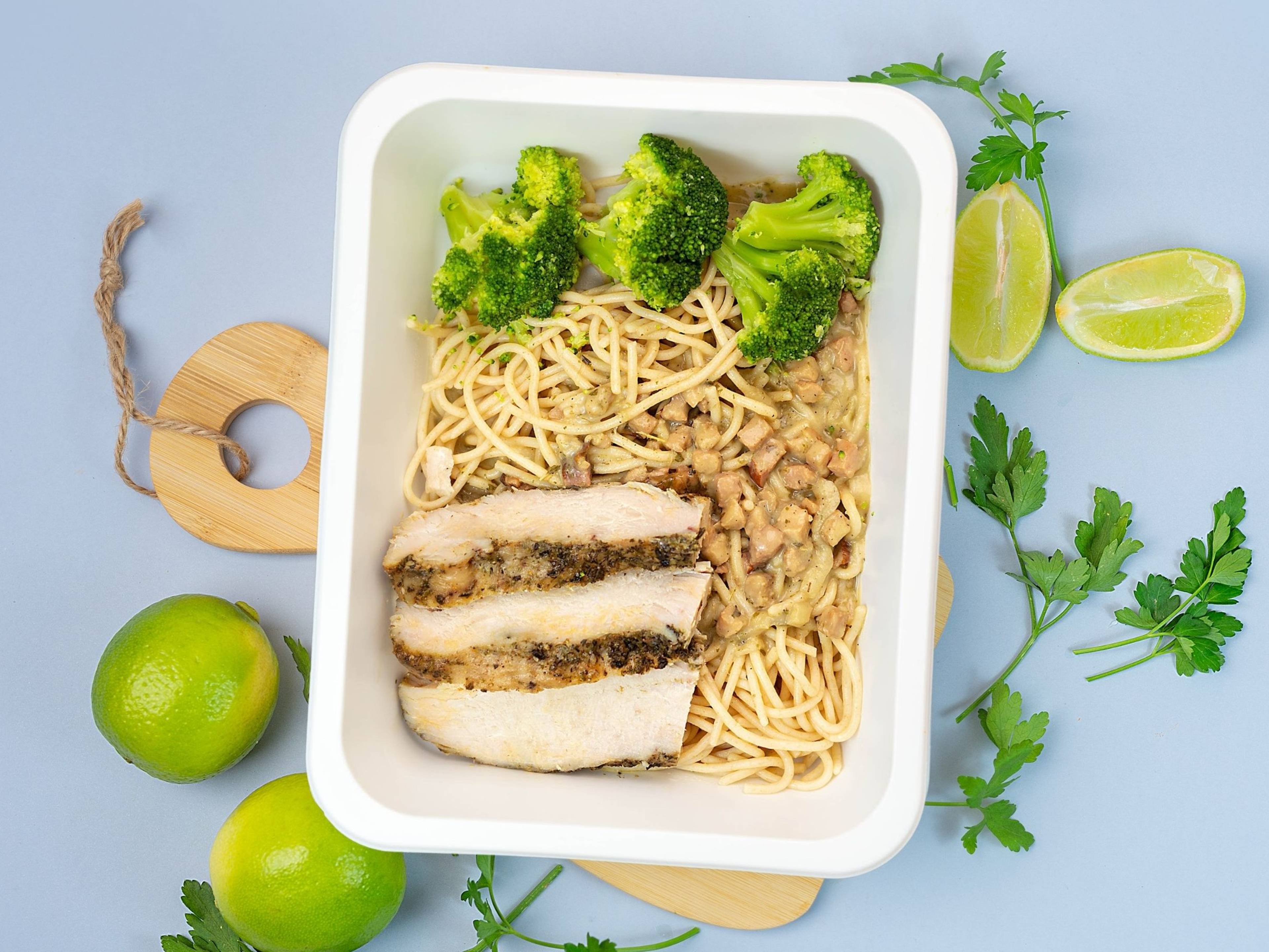 Pełnoziarniste spaghetti a`la carbonara z brokułami