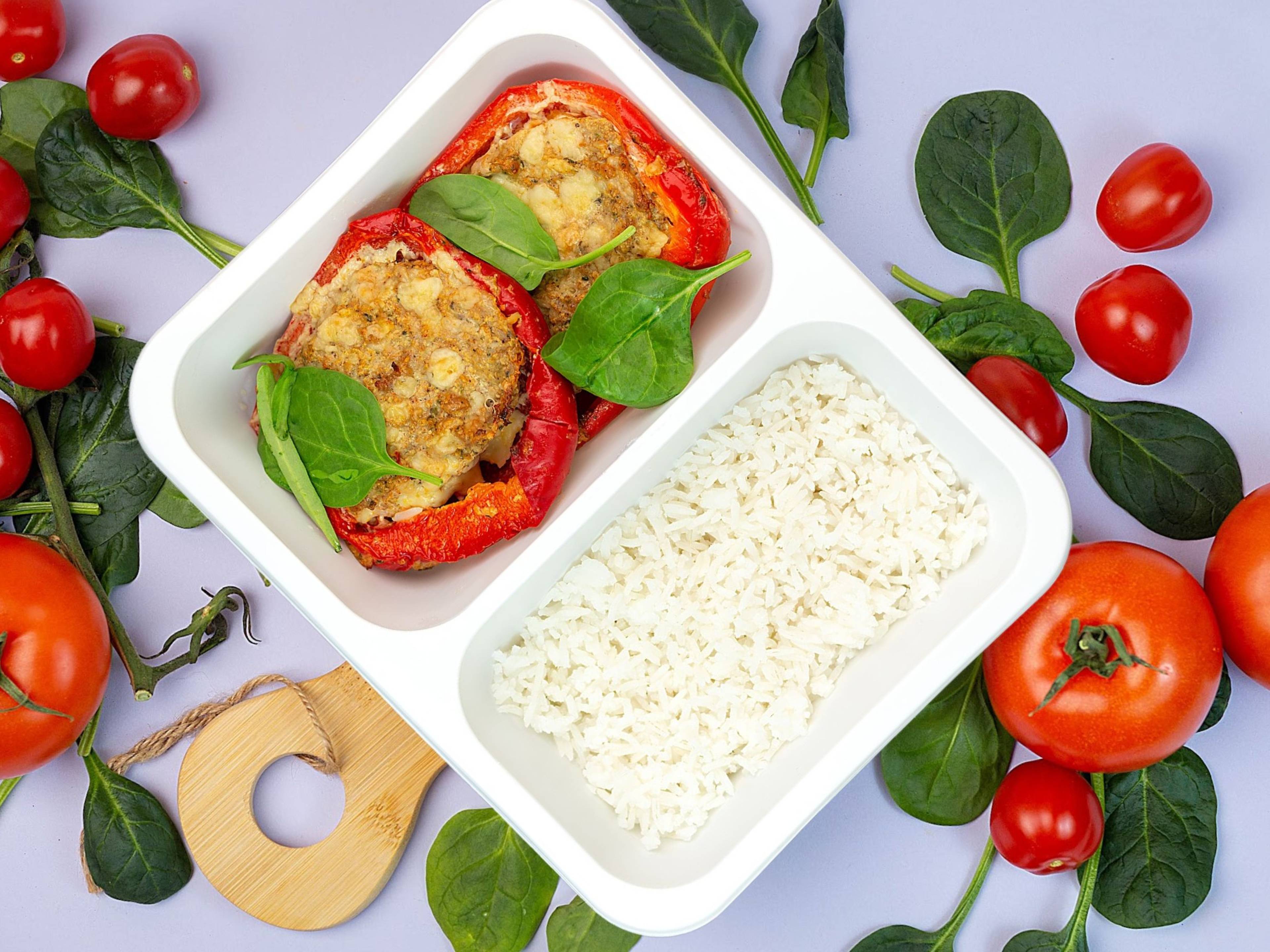Papryka faszerowana drobiowym mięsem mielonym i serem żółtym z ryżem basmati