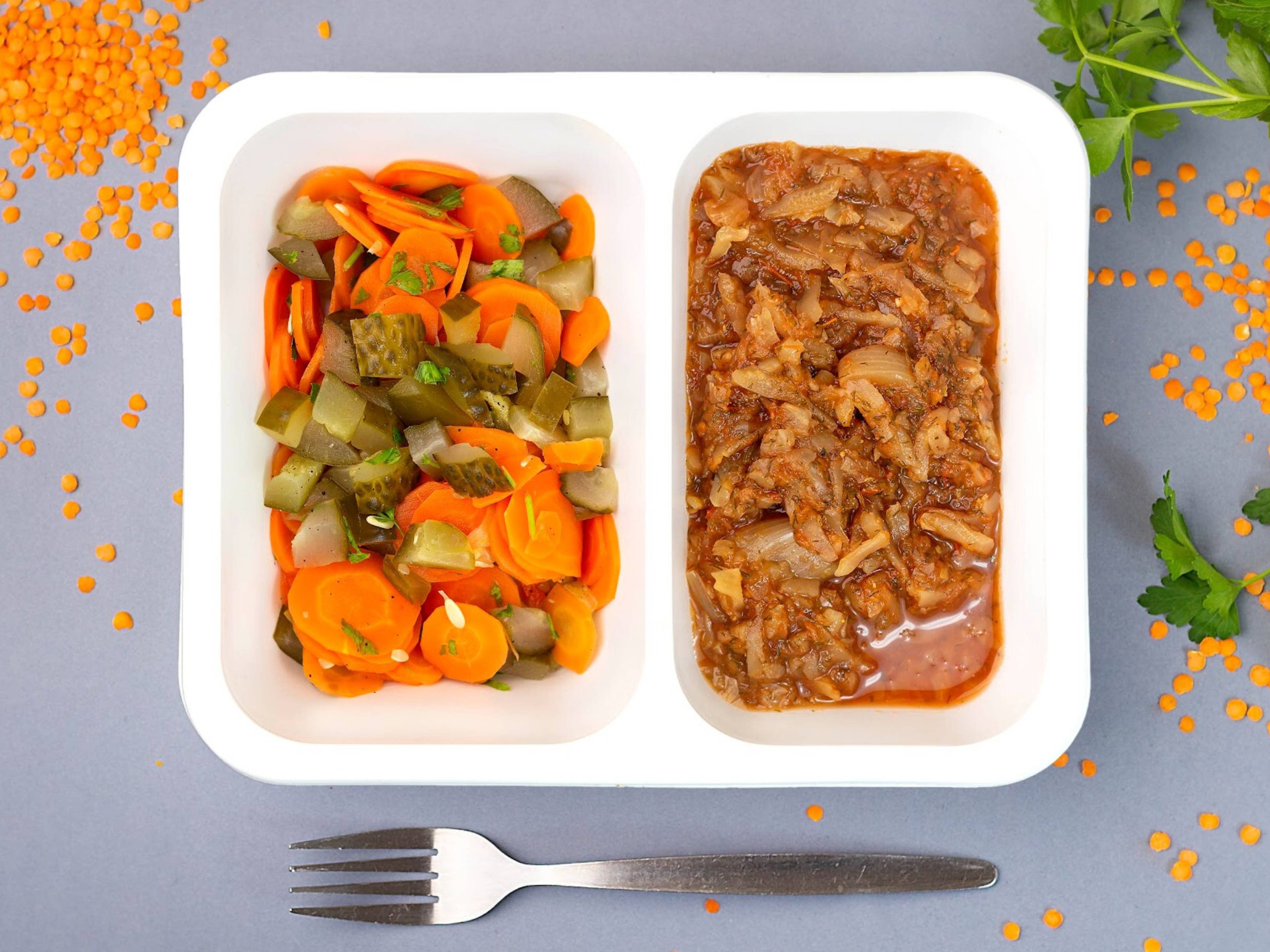 Bigos i surówka z kiszonego ogórka i marchewki