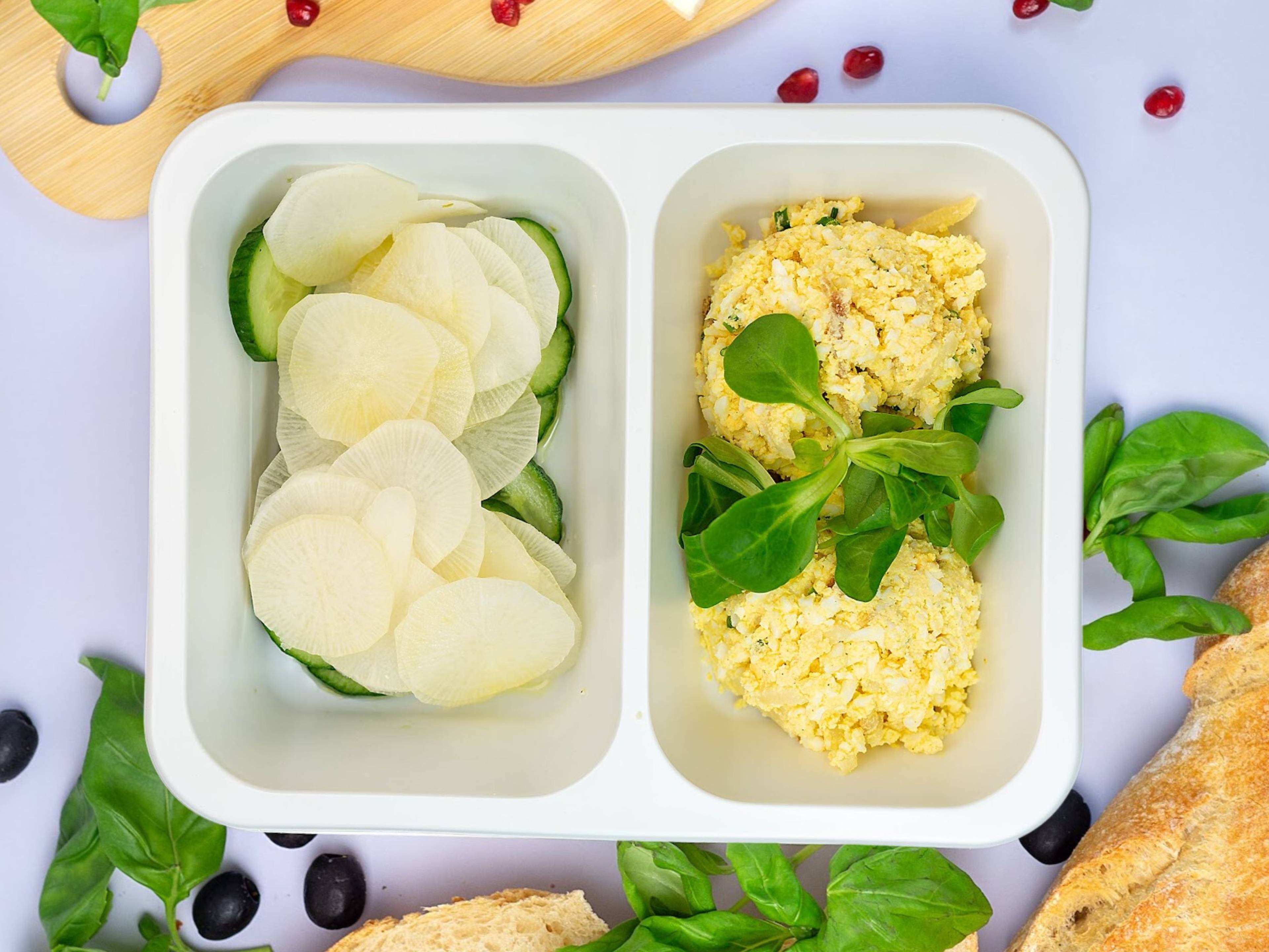 Pasta jajeczna ze szczypiorkiem i świeżymi warzywami