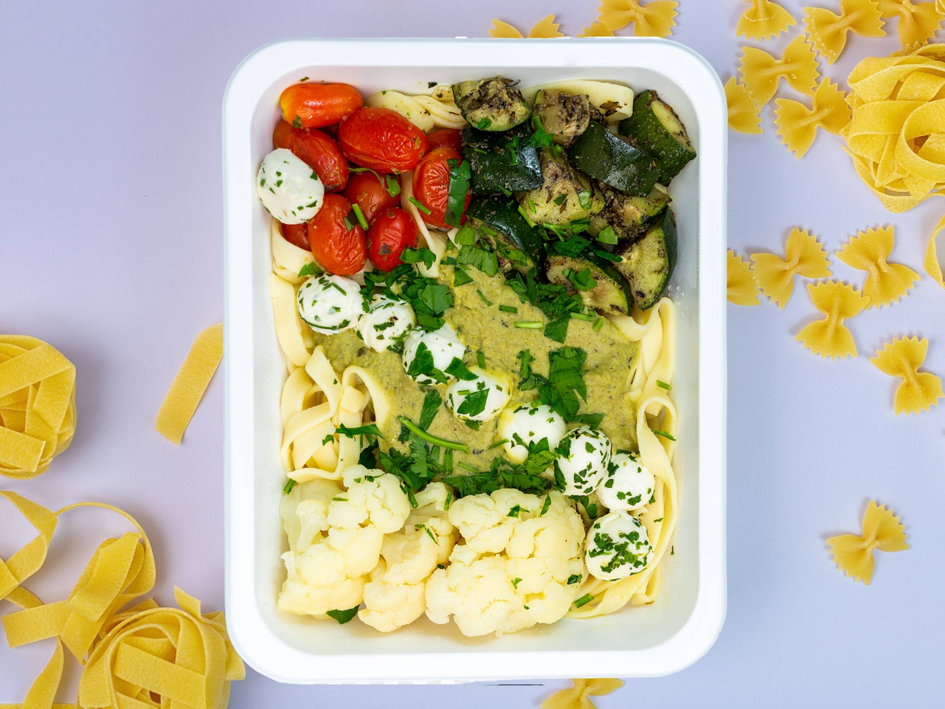 Makaron w sosie groszkowym z pieczonymi warzywami i mozzarellą