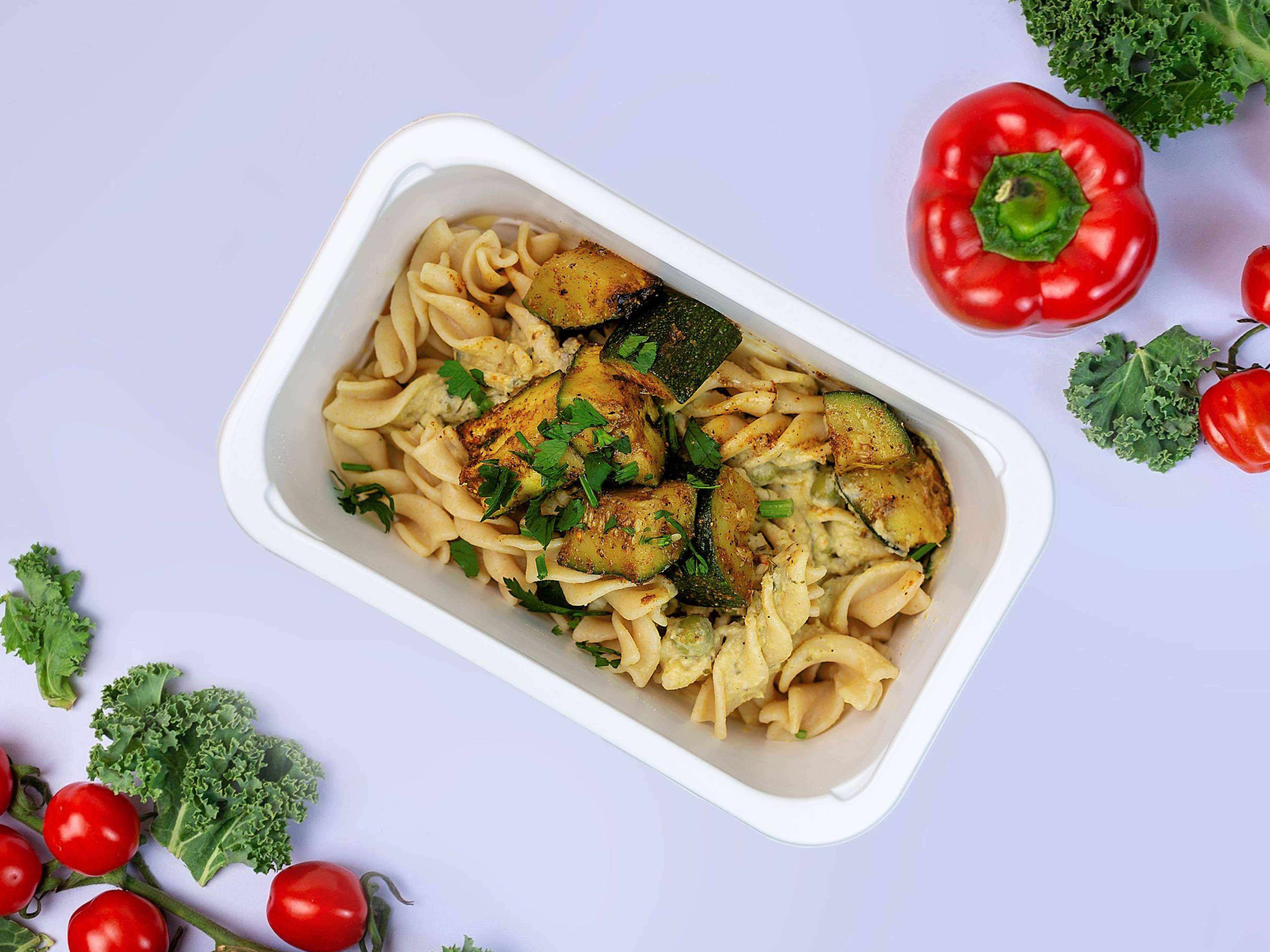 Makaron świderki w sosie z serkiem ricotta z zielonym groszkiem i cukinią