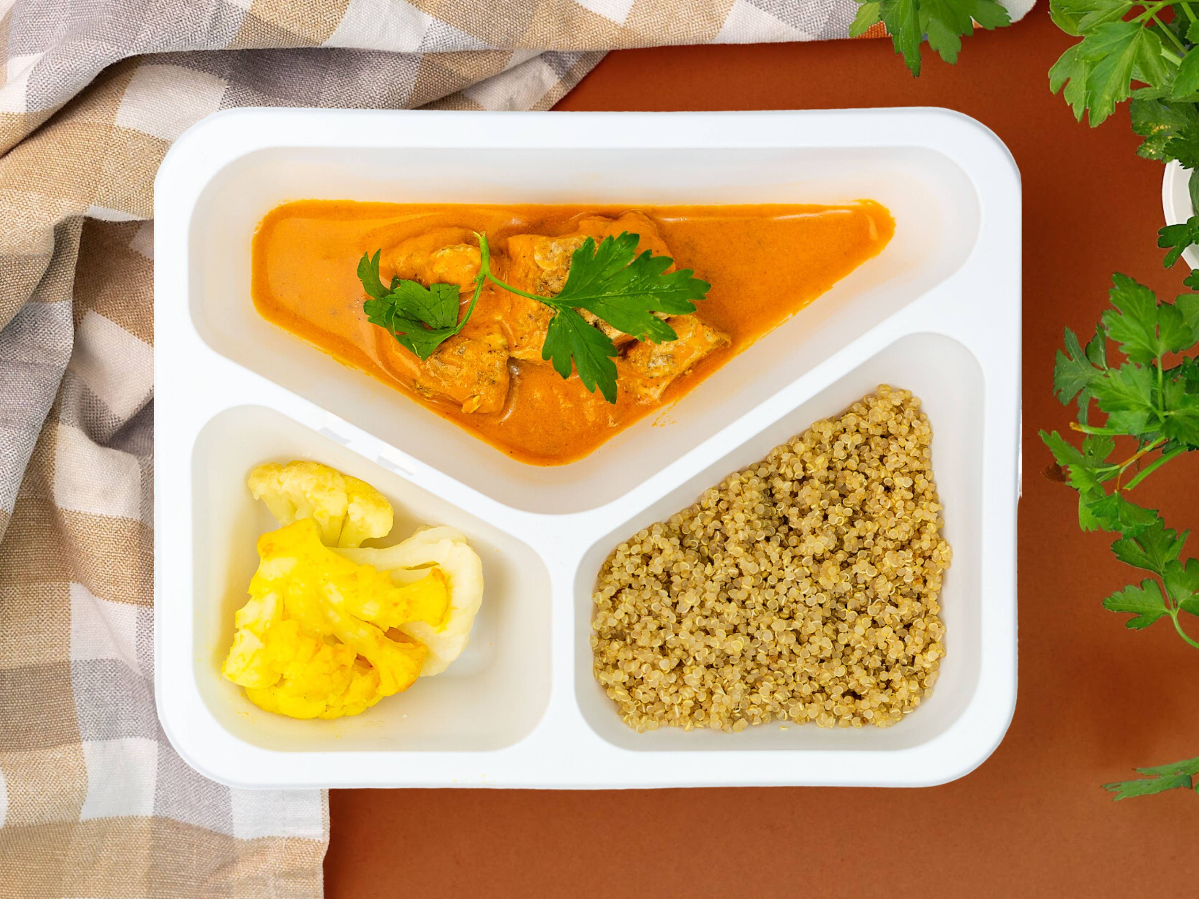 Pierś kurczaka tikka masala w czerwonym sosie curry z komosą i pieczonym kalafiorem