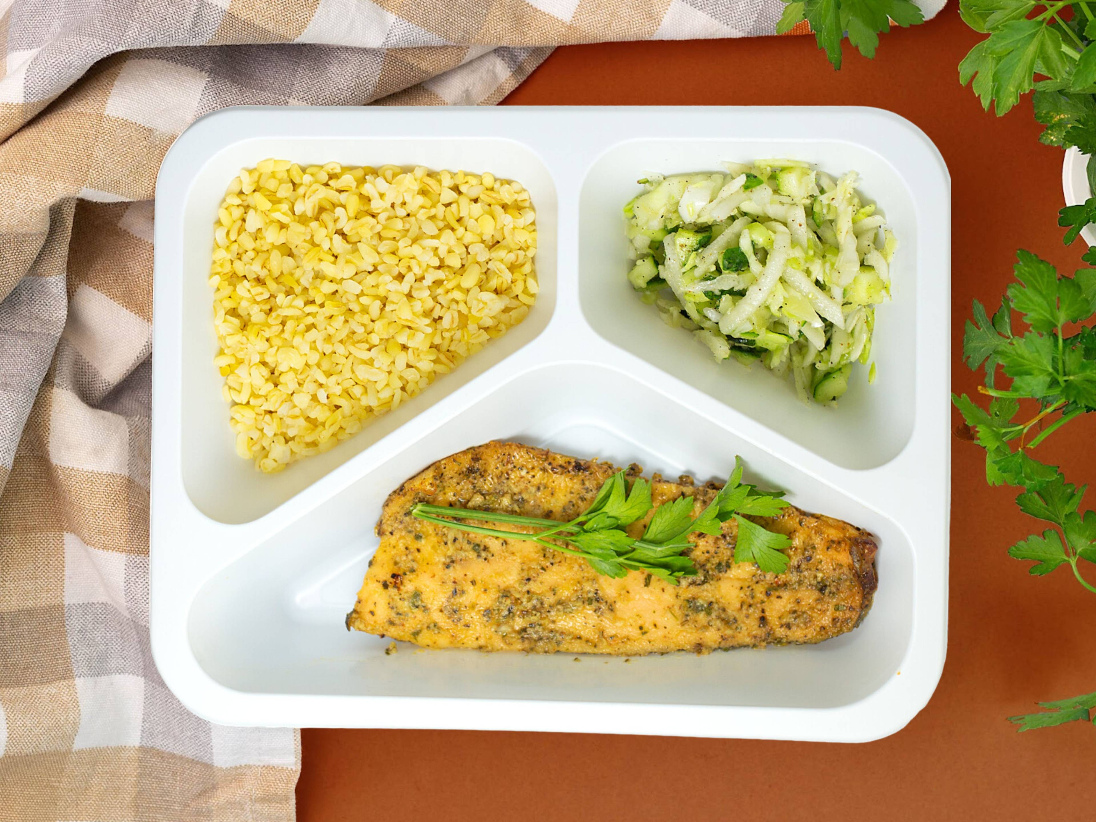 Pieczony pstrąg łososiowy z kaszą bulgur i surówką z kapusty, kalarepy i ogórka