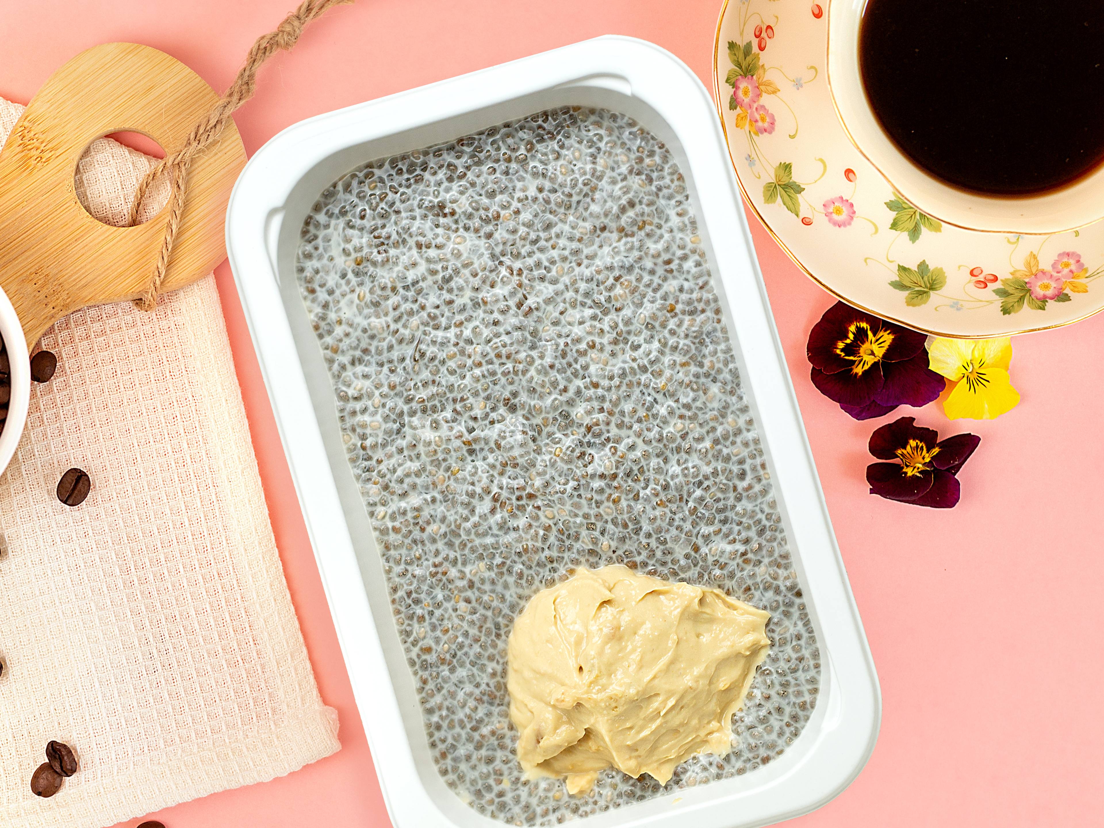 Wegański pudding chia z sosem orzechowym