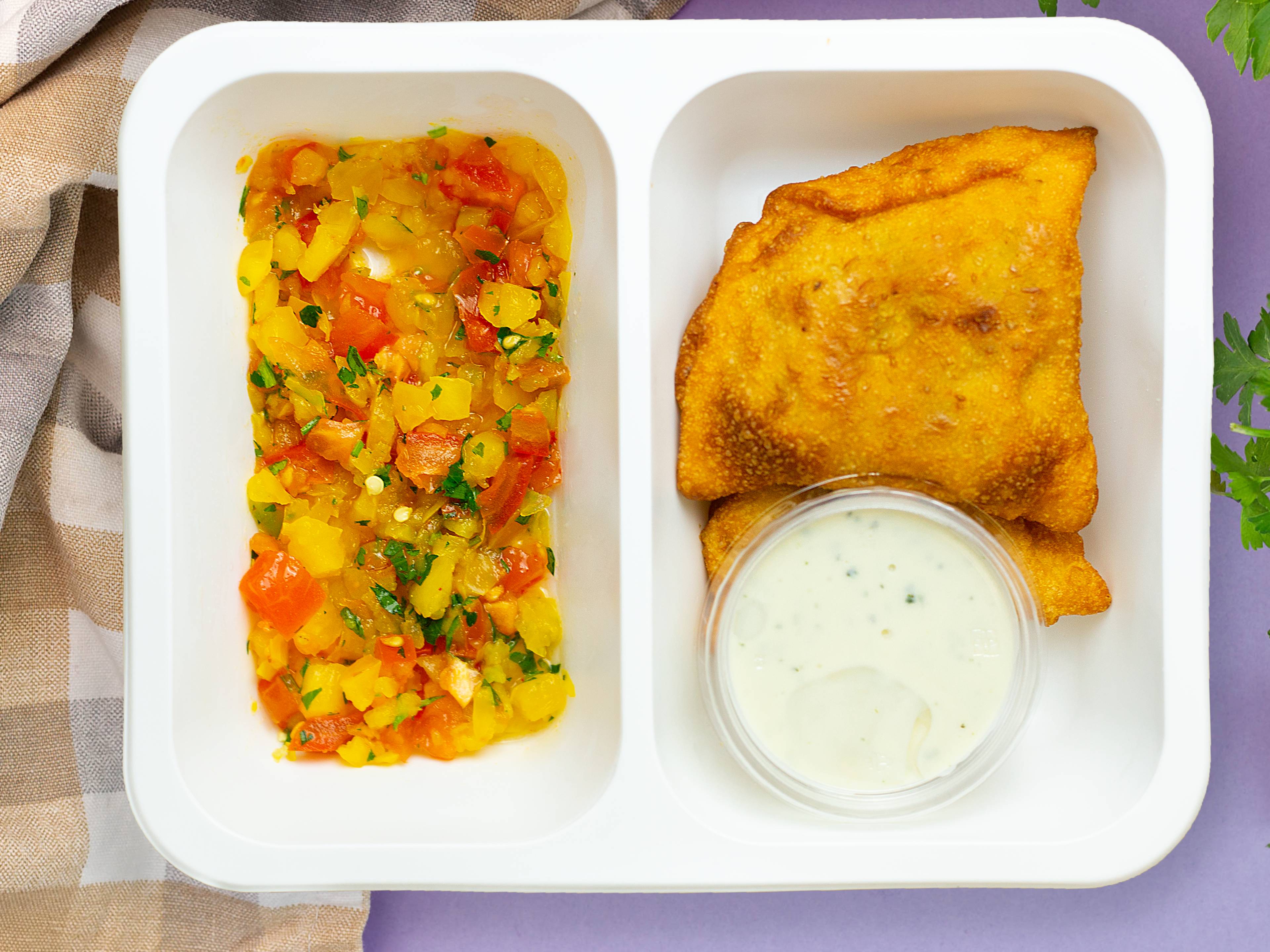 Samosa z farszem ziemniaczano - groszkowym i miętowym sosem