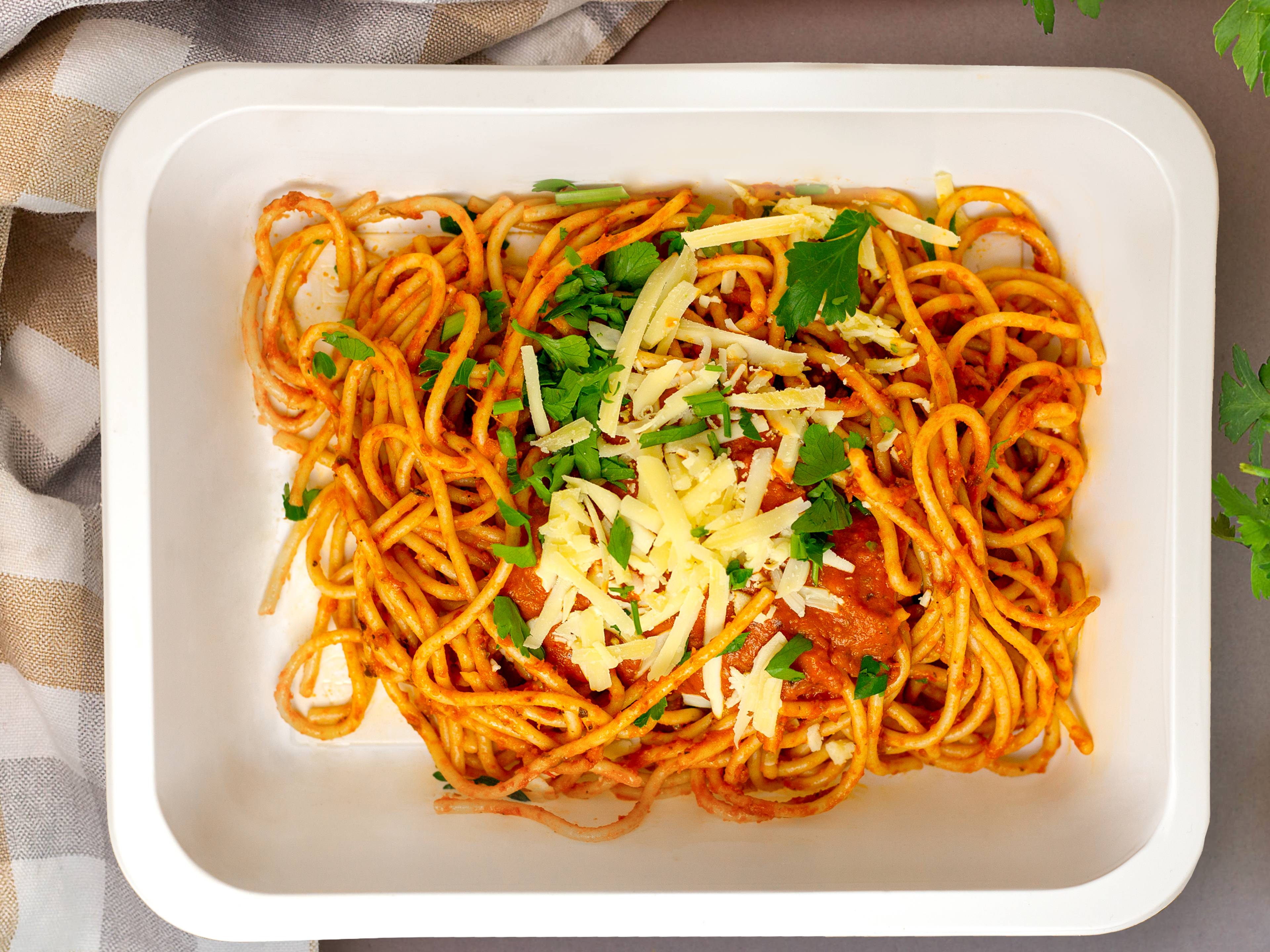 Pełnoziarniste spaghetti all` arrabiata z serem Bursztyn