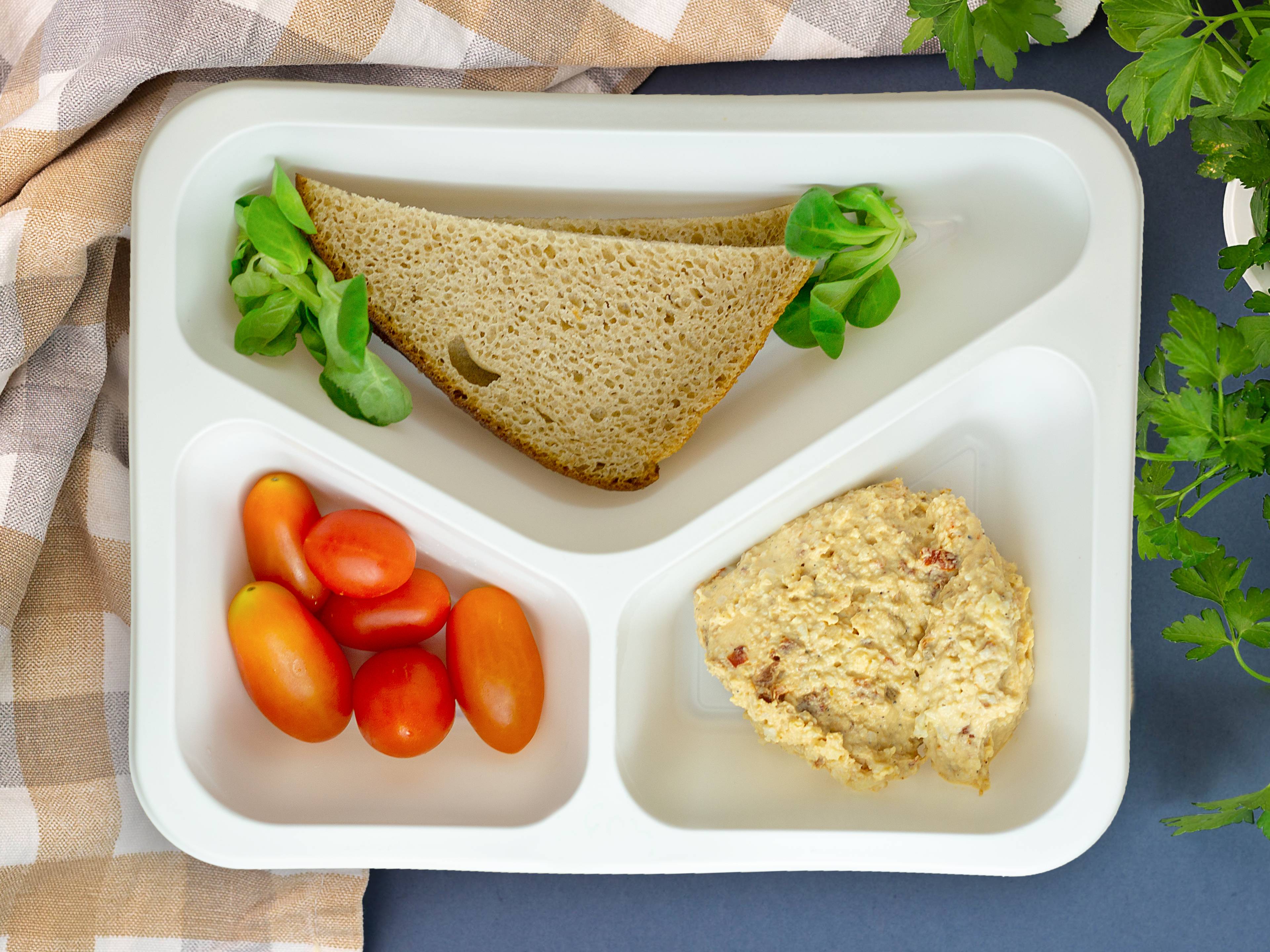 Pasta jajeczna z suszonymi pomidorami, roszponką, pomidorkami i żytnim chlebem