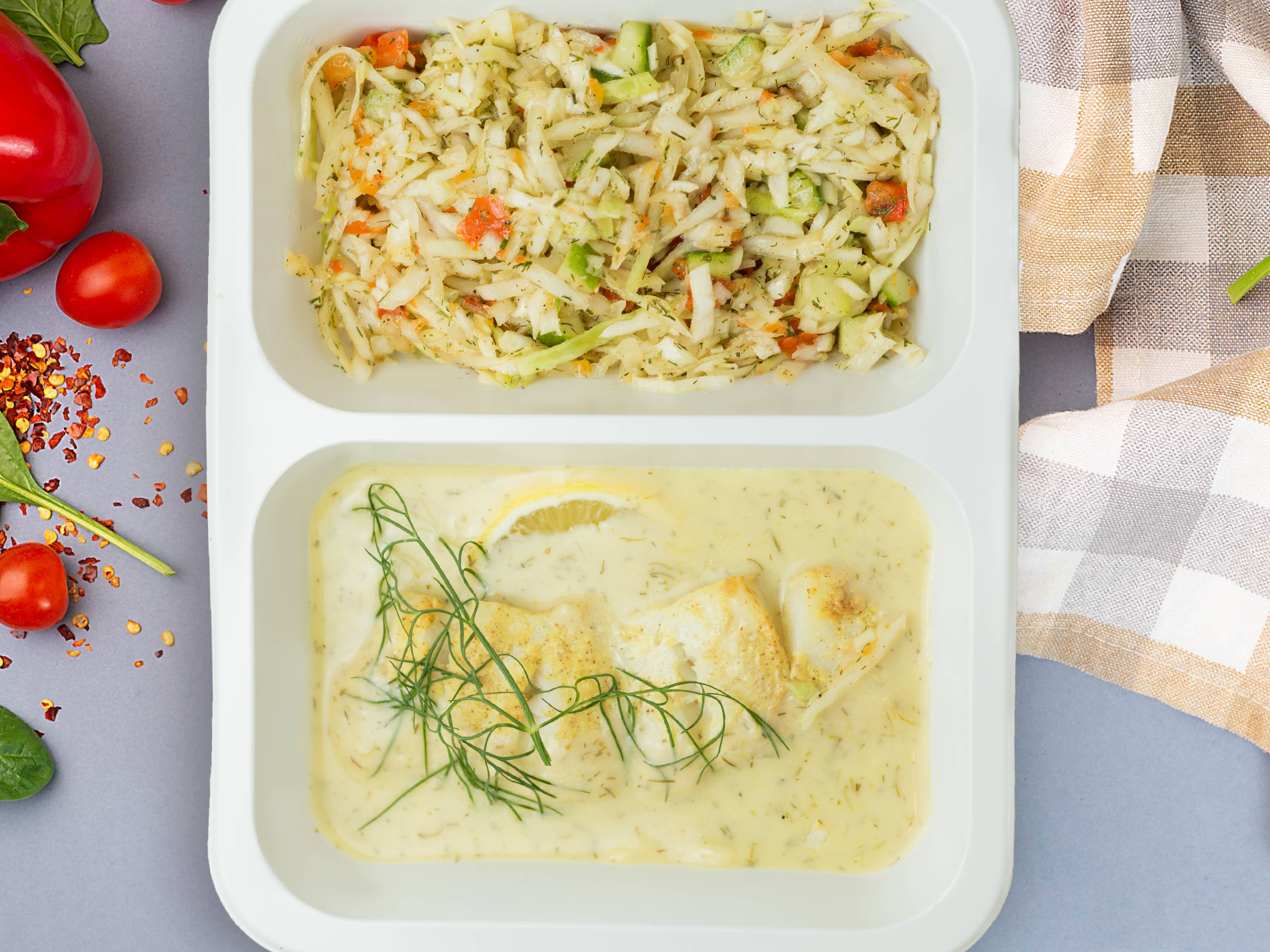 Halibut  w sosie cytrynowym z surówką z białej kapusty