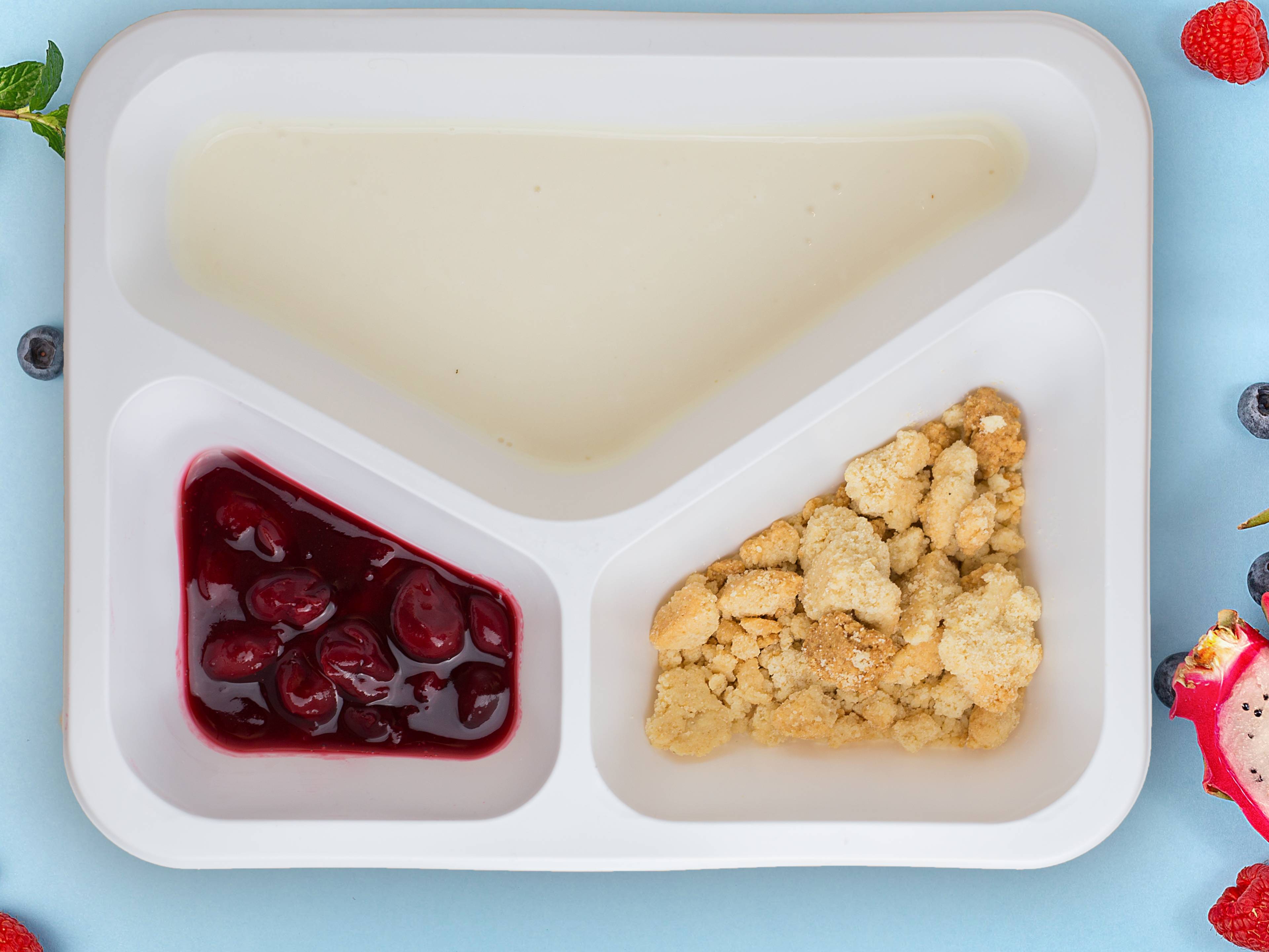Jogurt kokosowy z frużeliną wiśniową i kruszonką owsianą
