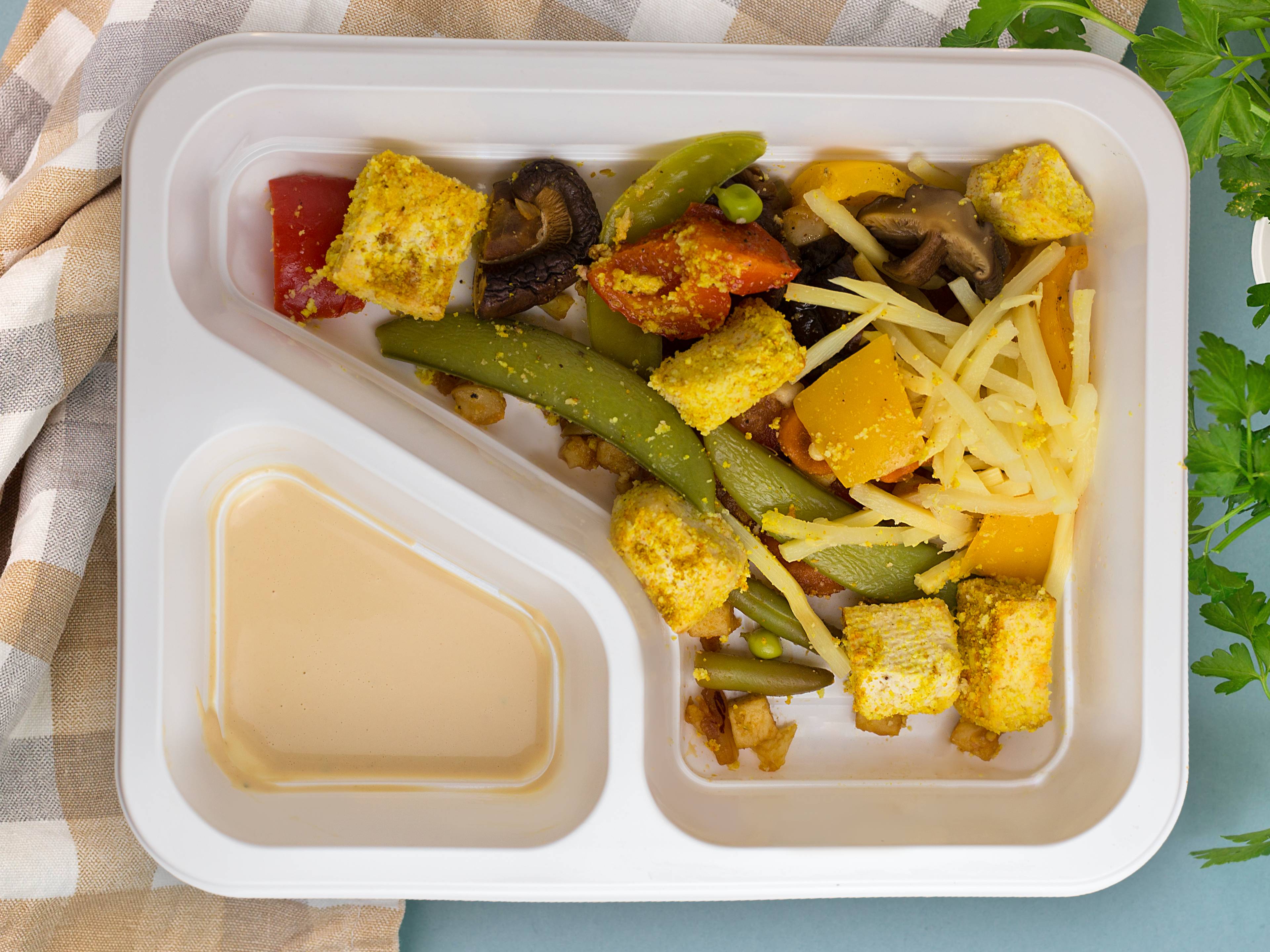Sałatka z pędów bambusa, grzybów, tofu z pesto z curry i orzecha ziemnego oraz sosu orzechowego