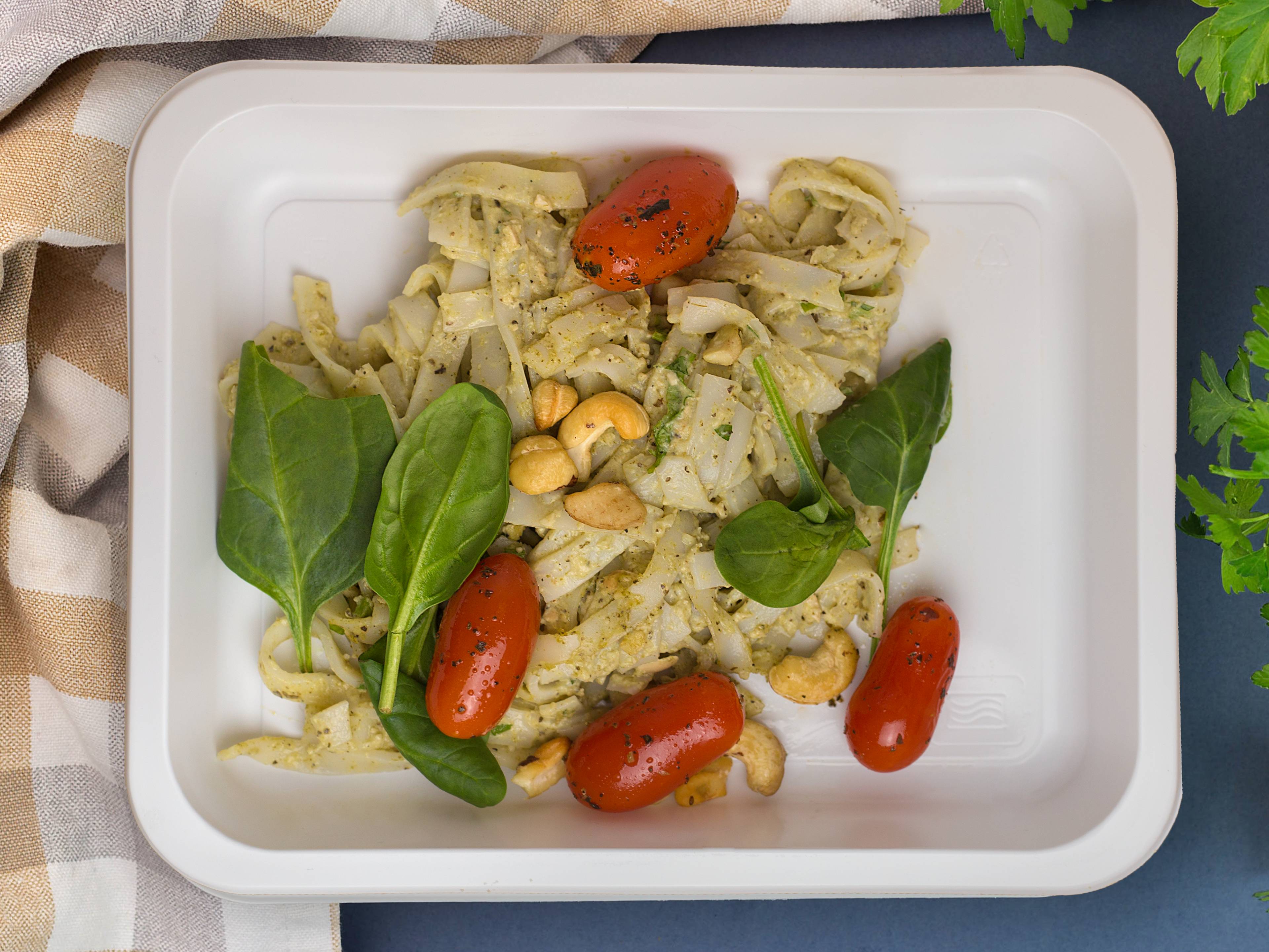 Makaron sojowy fettucine z sosem ziołowym i pieczonymi pomidorkami