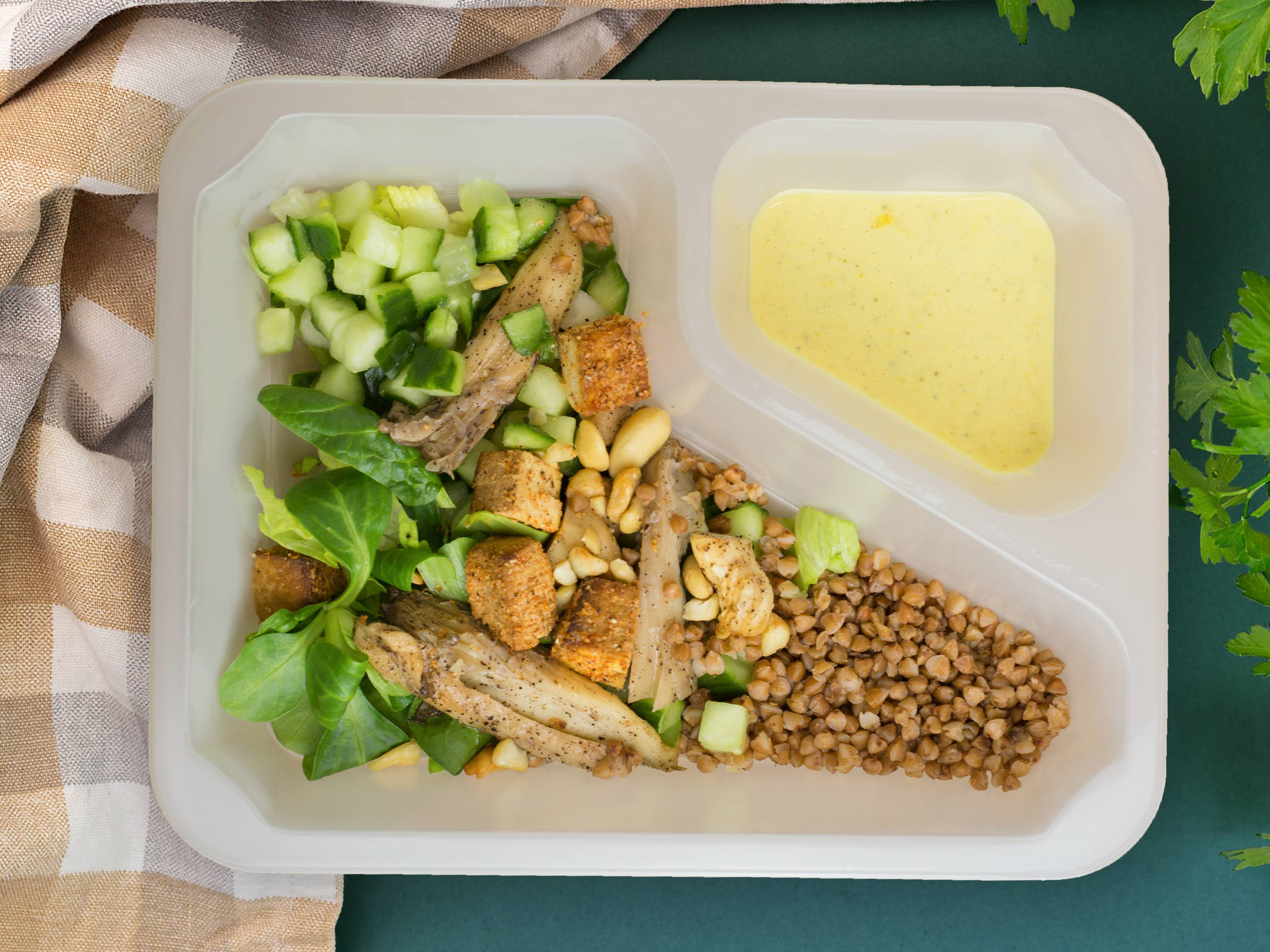 Sałatka z kaszą gryczaną, tofu pieczonym, boczniakami, orzechami ziemnymi i majonezem curry