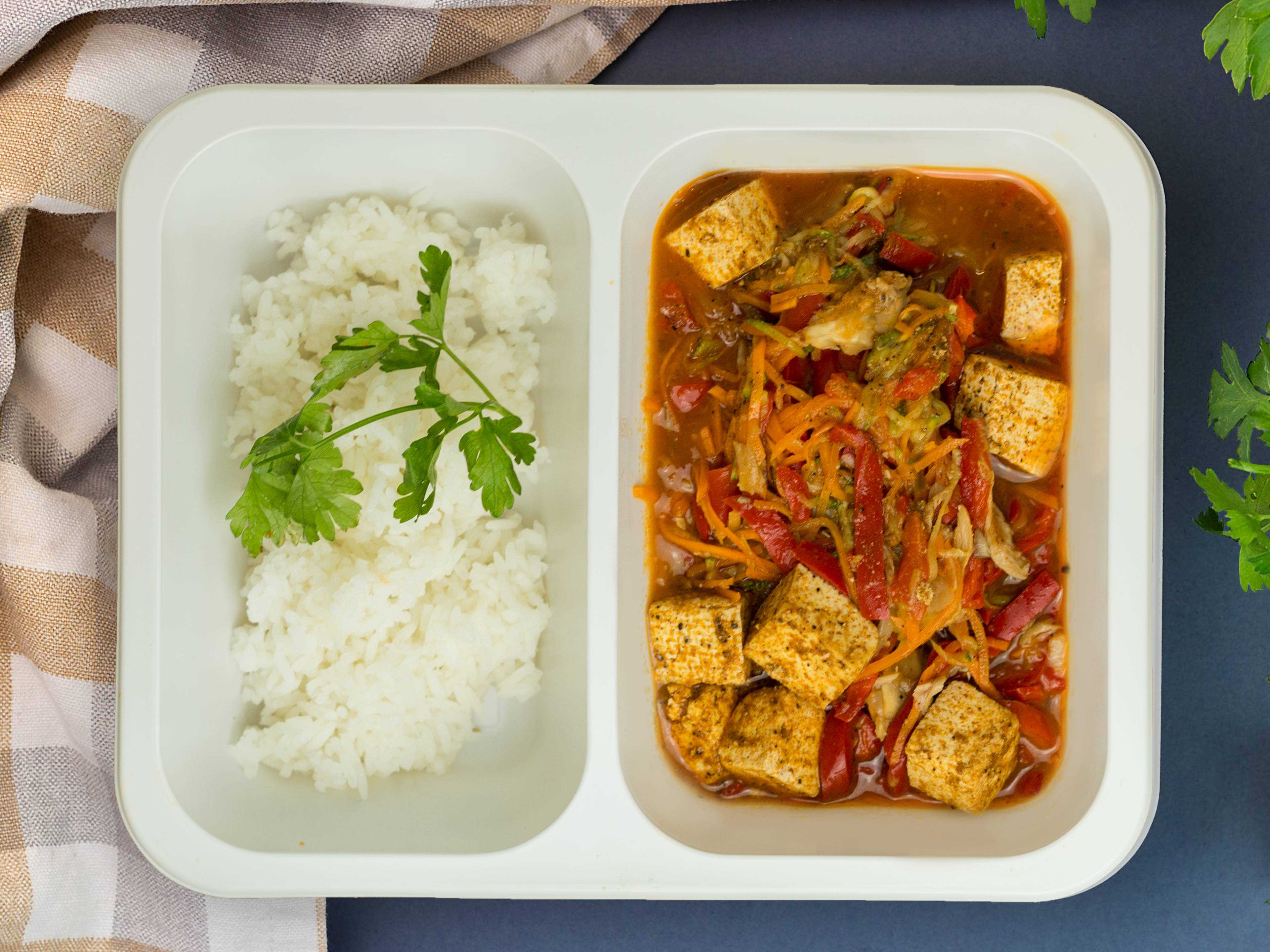 Ryż w sosie słodko-kwaśnym z tofu i warzywami