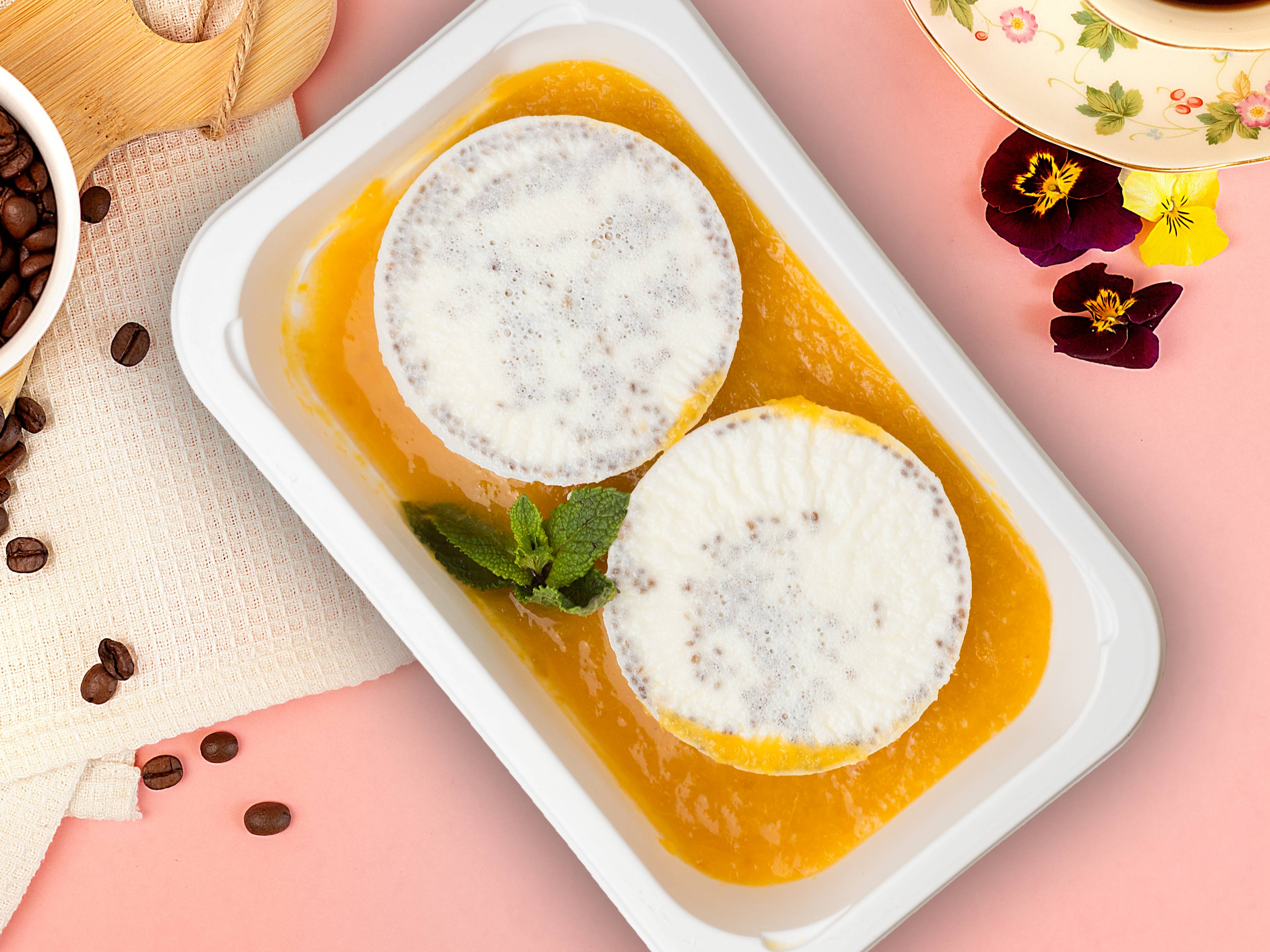 Panna cotta z nasionami chia i musem morelowym