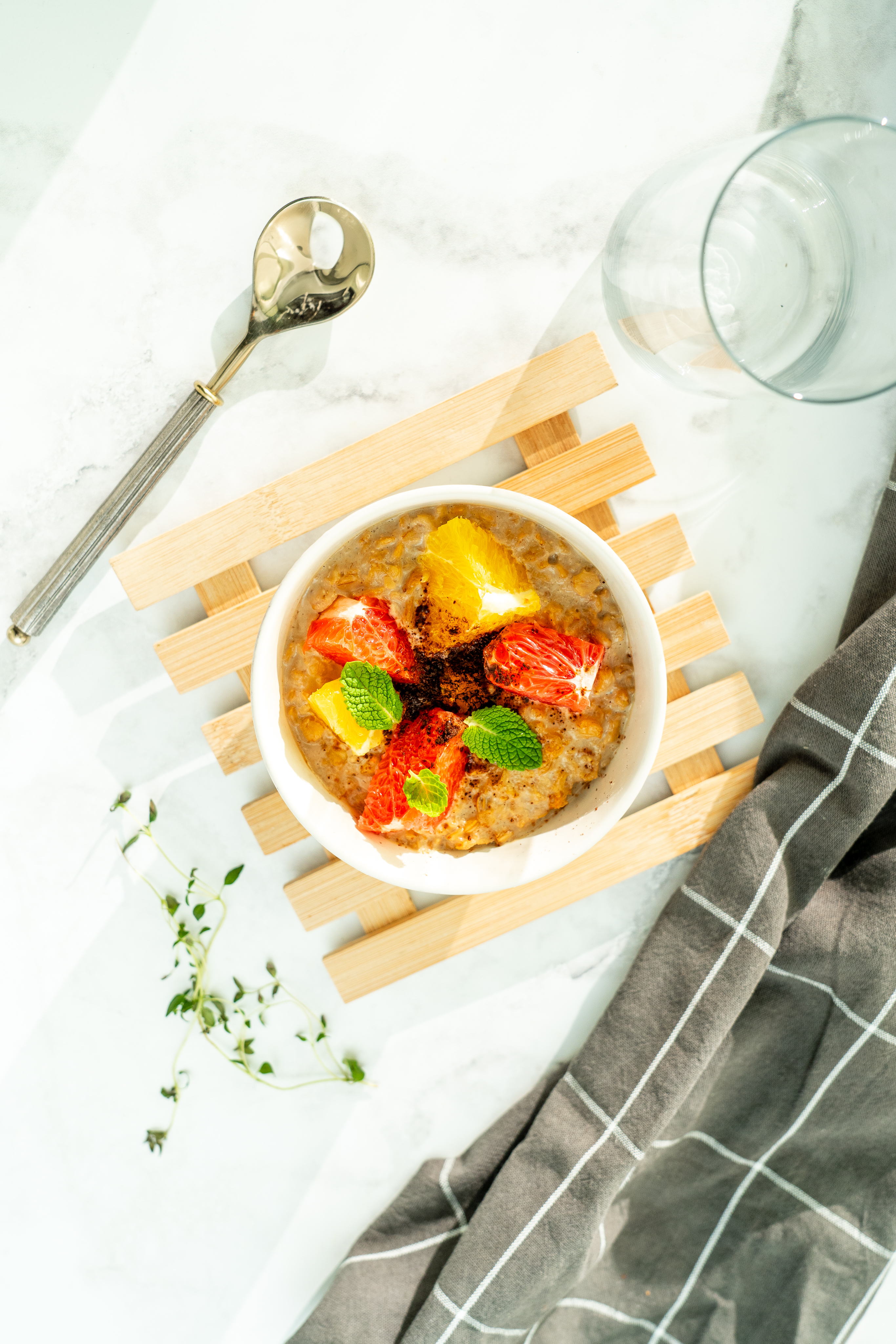 Owsianka kawowa z kakao a'la tiramisu ze świeżą filetowaną pomarańczą i grejpfrutem