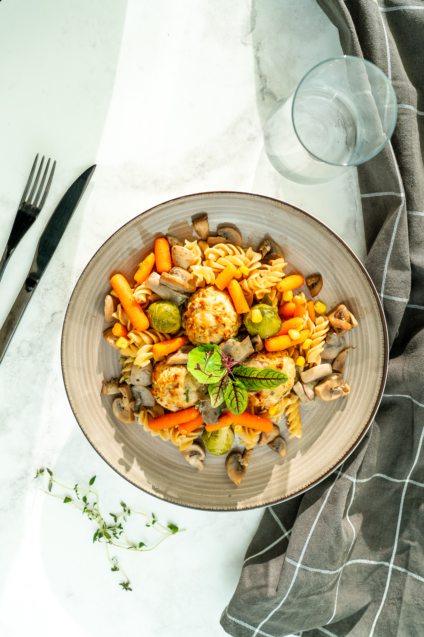 Pulpeciki w sosie pieczarkowym z pełnoziarnistym makaronem fusilli, bruskelką i marchewką