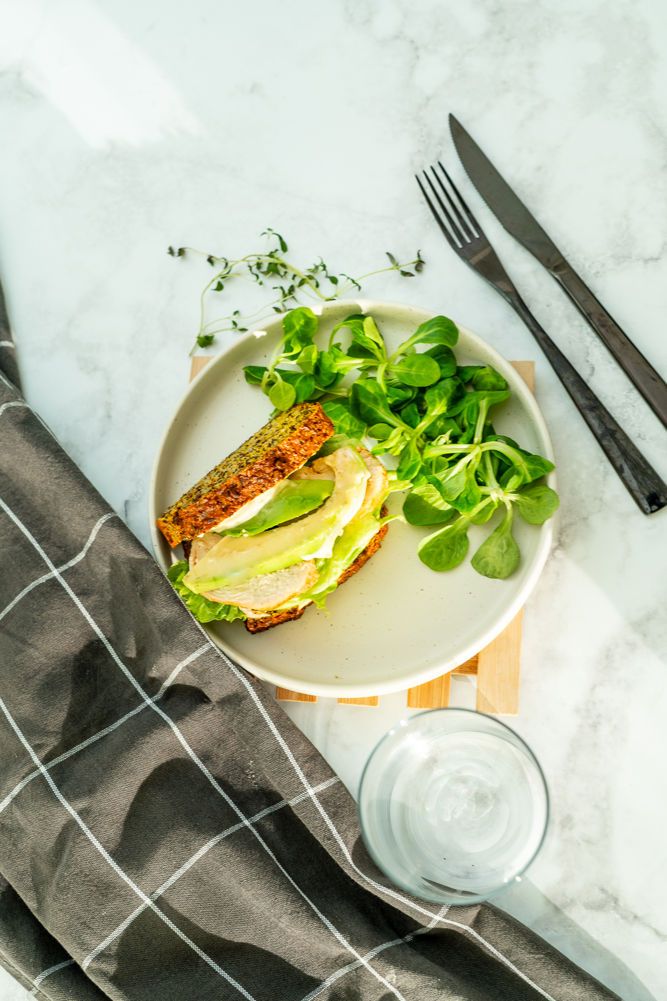 Kanapki z gotowanym kurczakiem i awokado na migdałowym chlebie samo-ziarno 