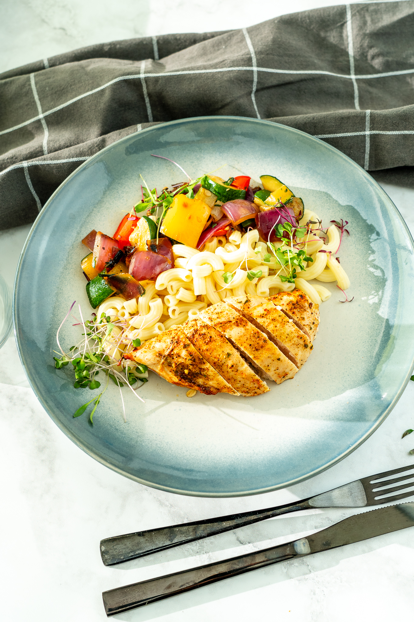 Grillowany filet z kurczaka z makaronem kolanka i warzywami
