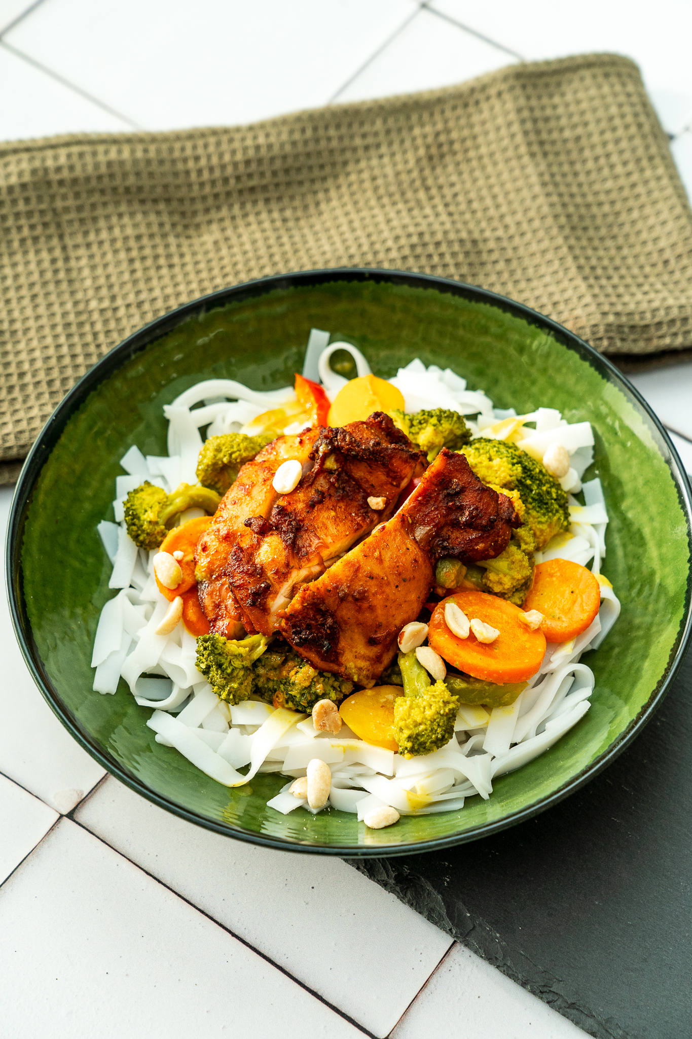 Curry z udek kurczaka z kokosową nutą i makaronem ryżowym