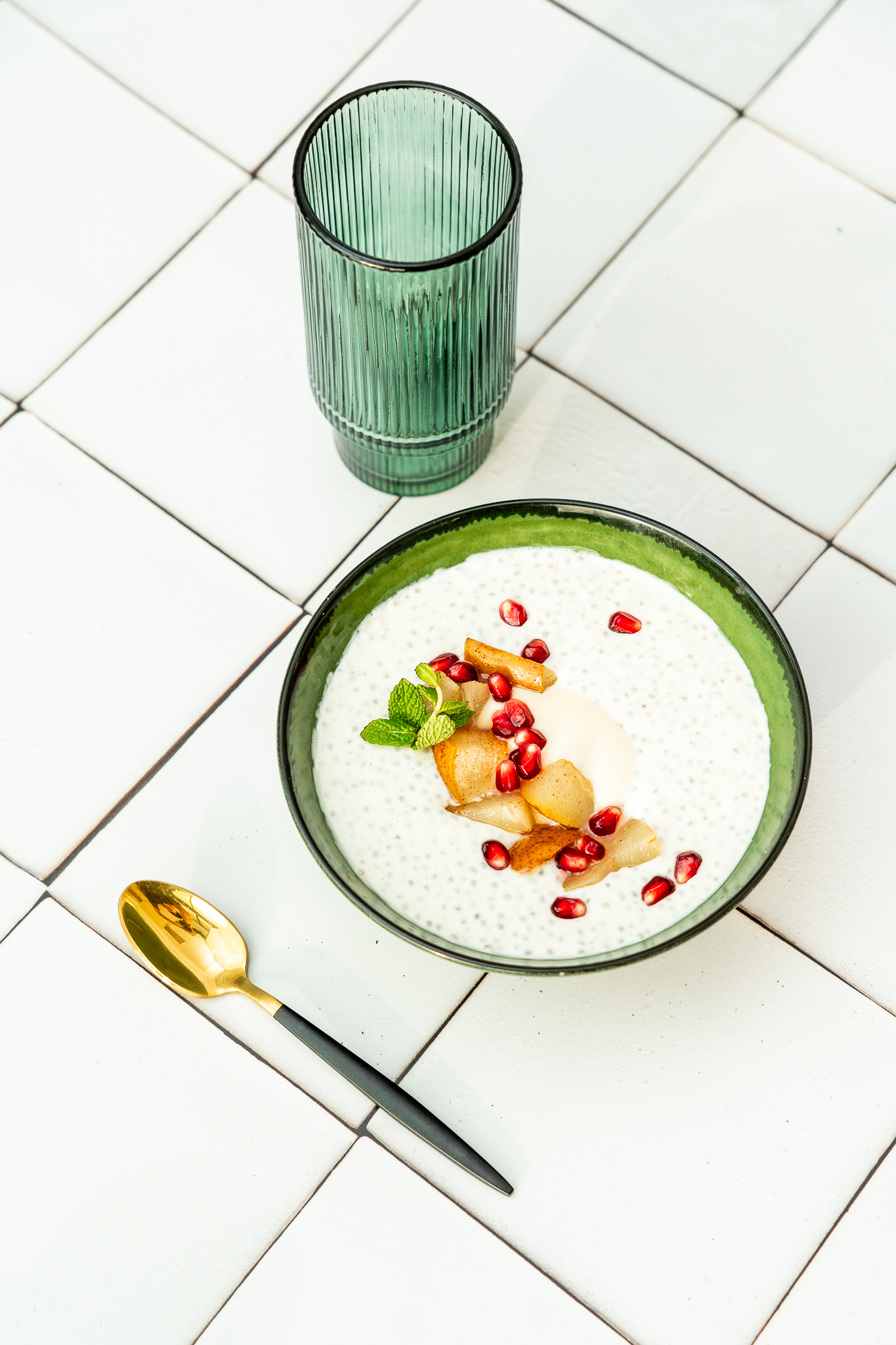 Proteinowy deser chia z sosem miodowo-sezamowym i prażoną gruszką