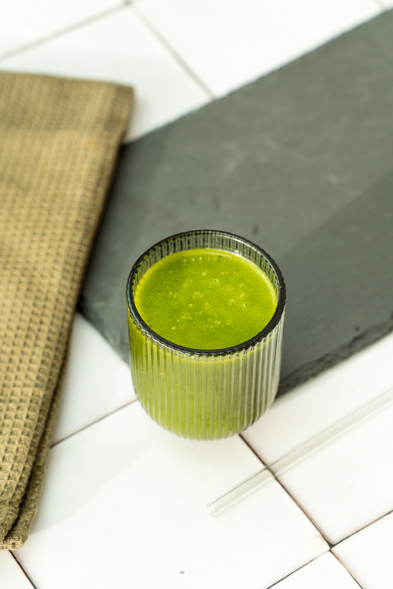 Zielone smoothie z kiwi, pomarańczą, szpinak z imbirem