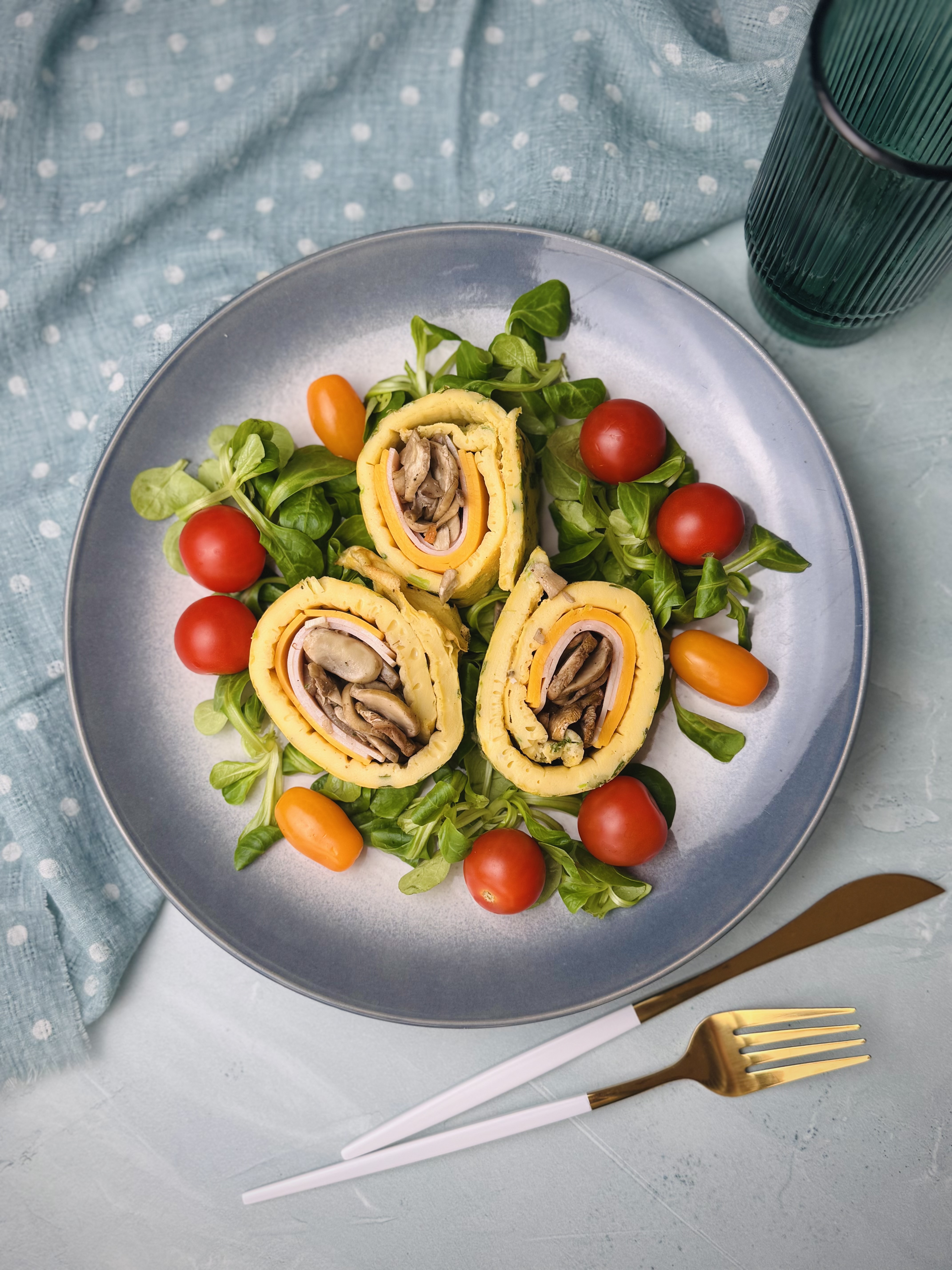 Śniadaniowy wrap jajeczny z szynką drobiową, serem i pieczarkami