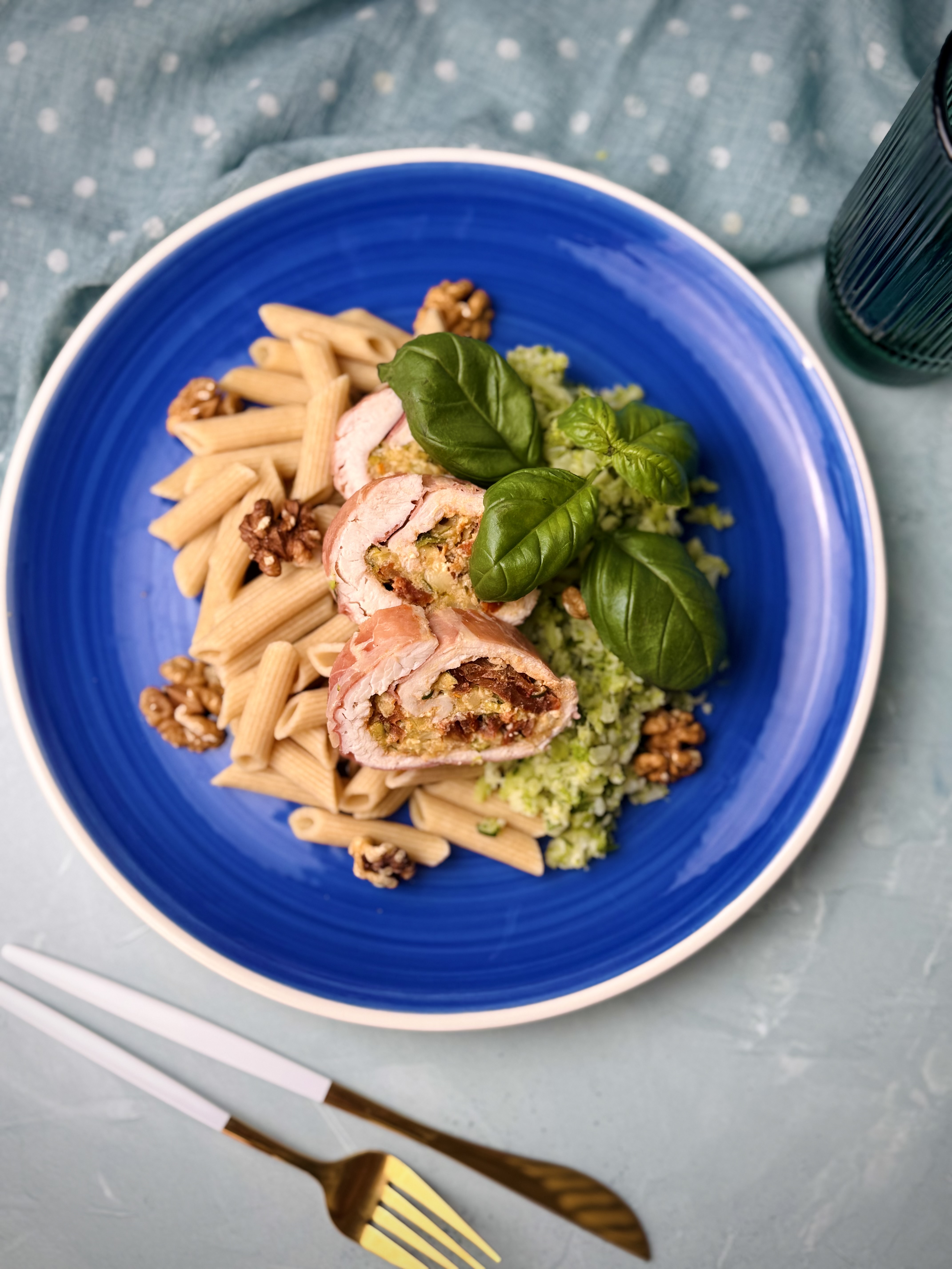 Rolada z indyka faszerowana cukinią, fetą i suszonymi pomidorami / Makaron penne / Ryż z brokuła i kalafiora