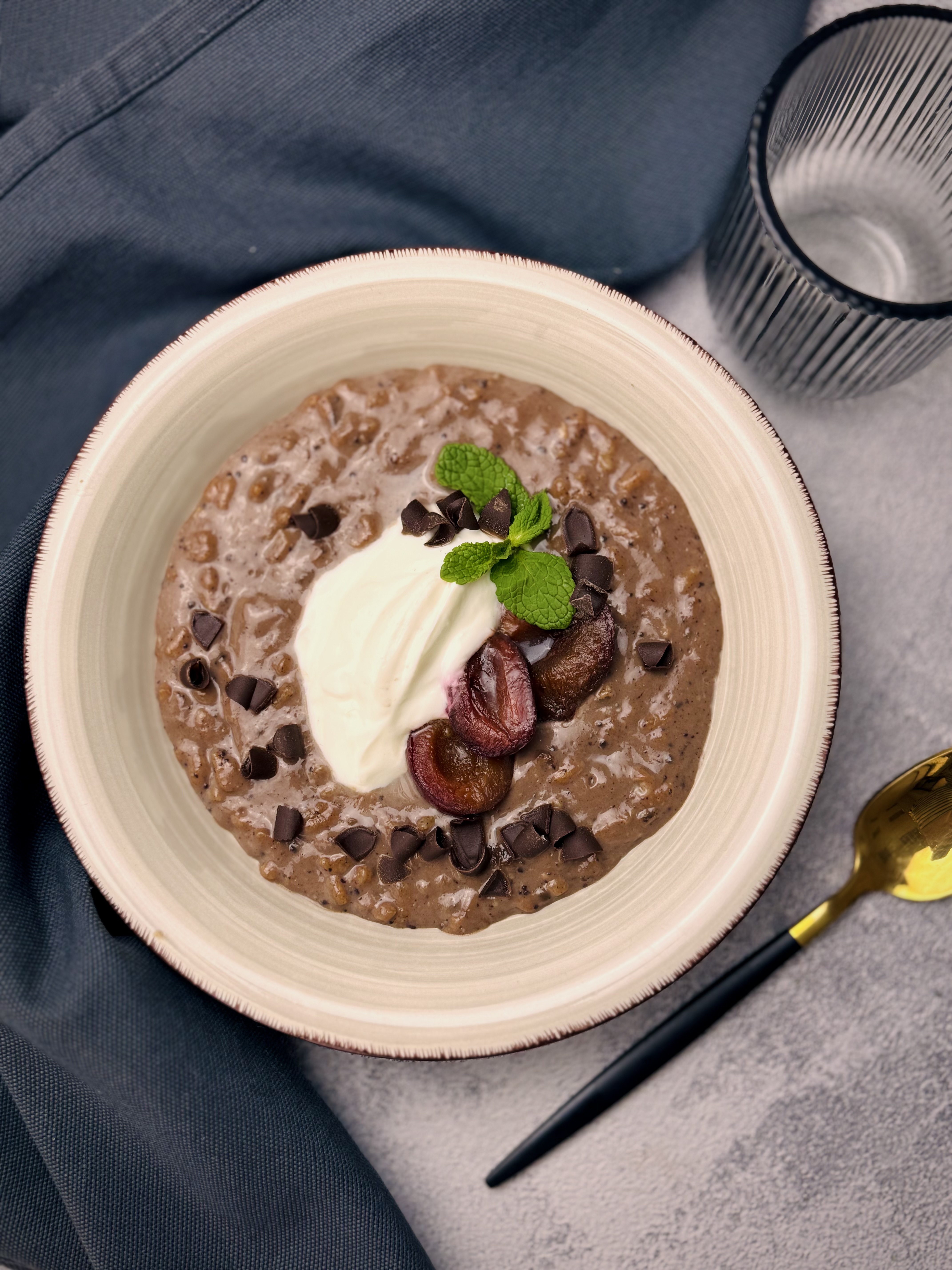 Deser ryżowy a'la belriso czekoladowy ze skyrem waniliowym i karmelizowaną śliwką