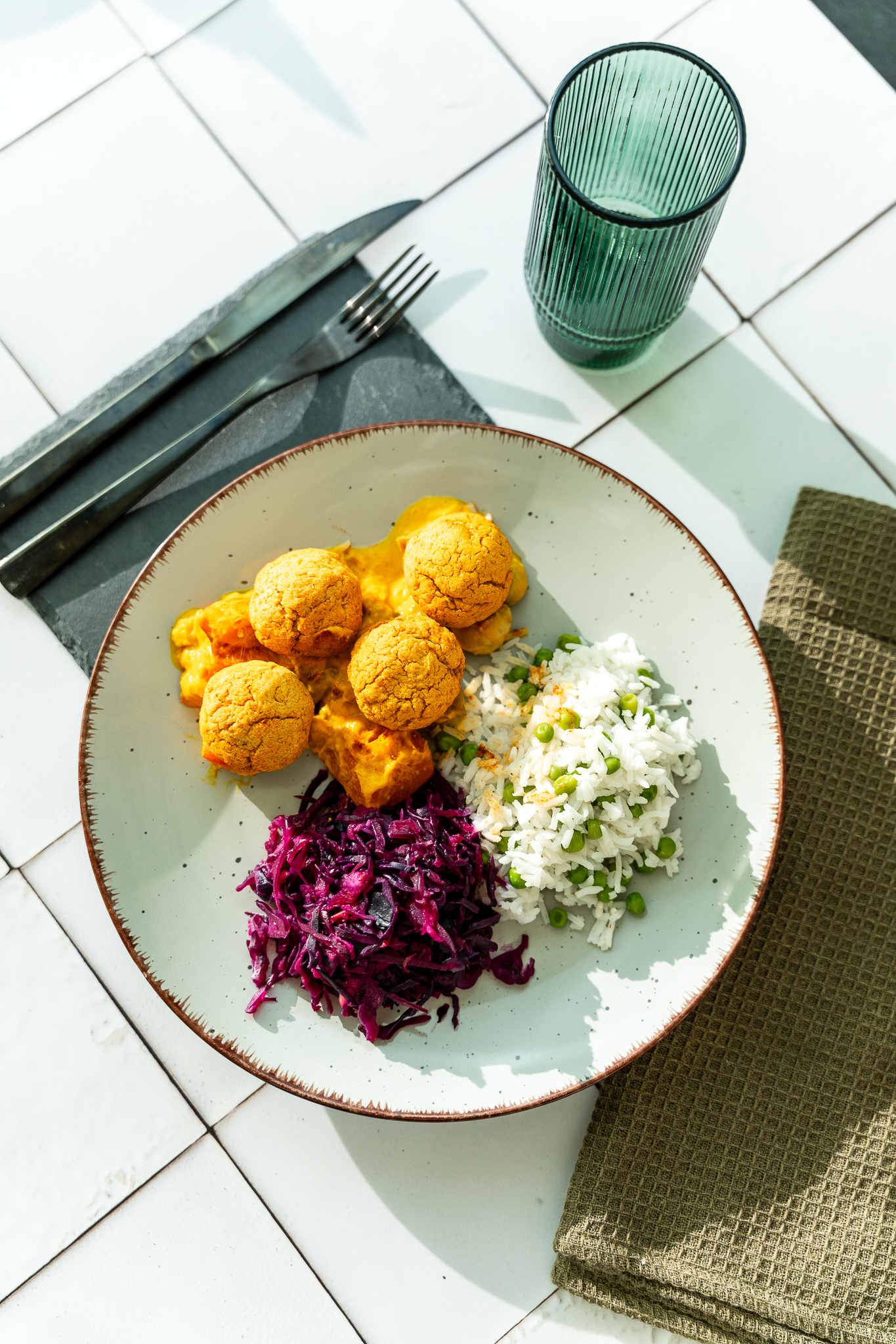 Klopsy z cieciorki w sosie z dynią hokkaido i pieczarkami podane z ryżem basmati i kapustą czerwoną