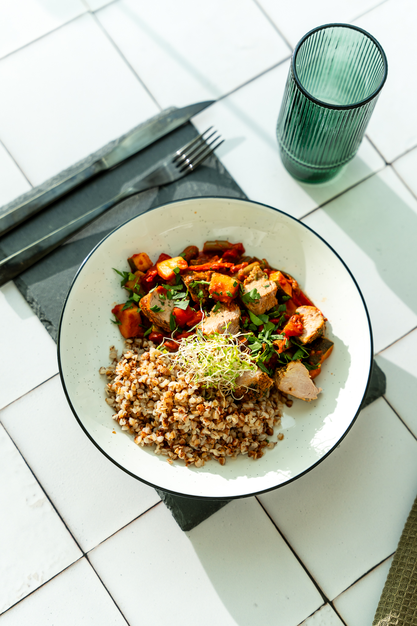 Potrawka z polędwiczki z papryką i fasolką szparagową podana z kaszą gryczaną