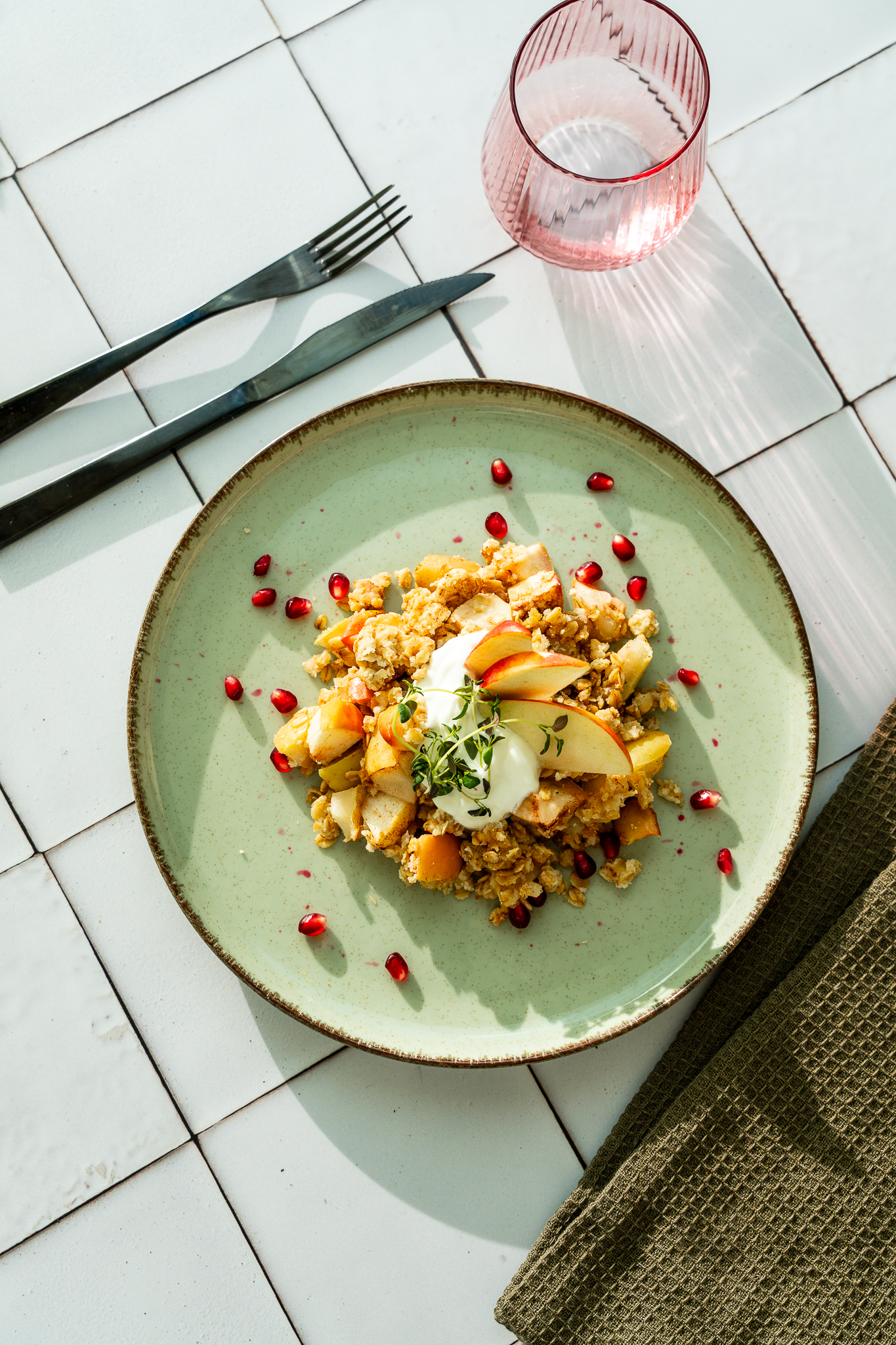 Crumble - jabłka zapiekane pod owsianą kruszonką podane ze skyrem waniliowym