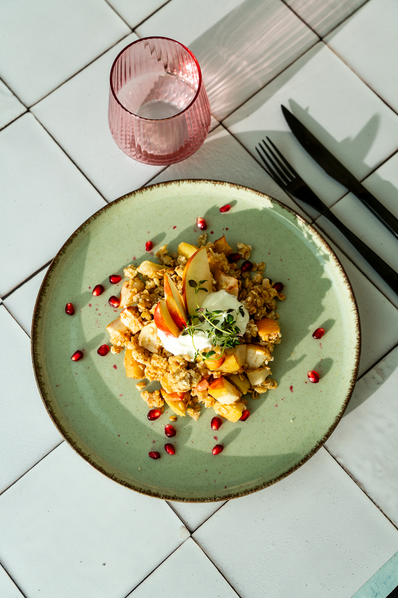 Bezglutenowe crumble - jabłka zapiekane pod owsianą kruszonką podane ze skyrem roślinnym