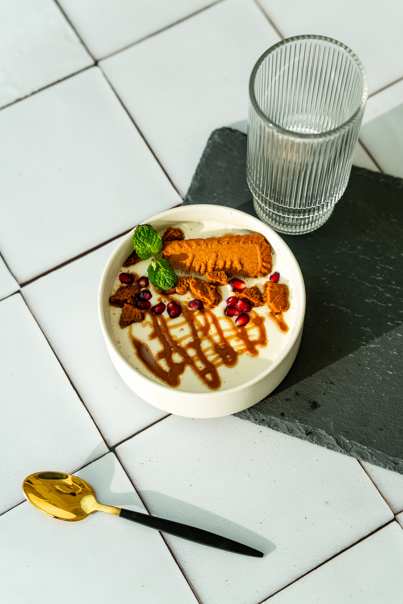 Proteinowy deser z serka wiejskiego a'la lotus