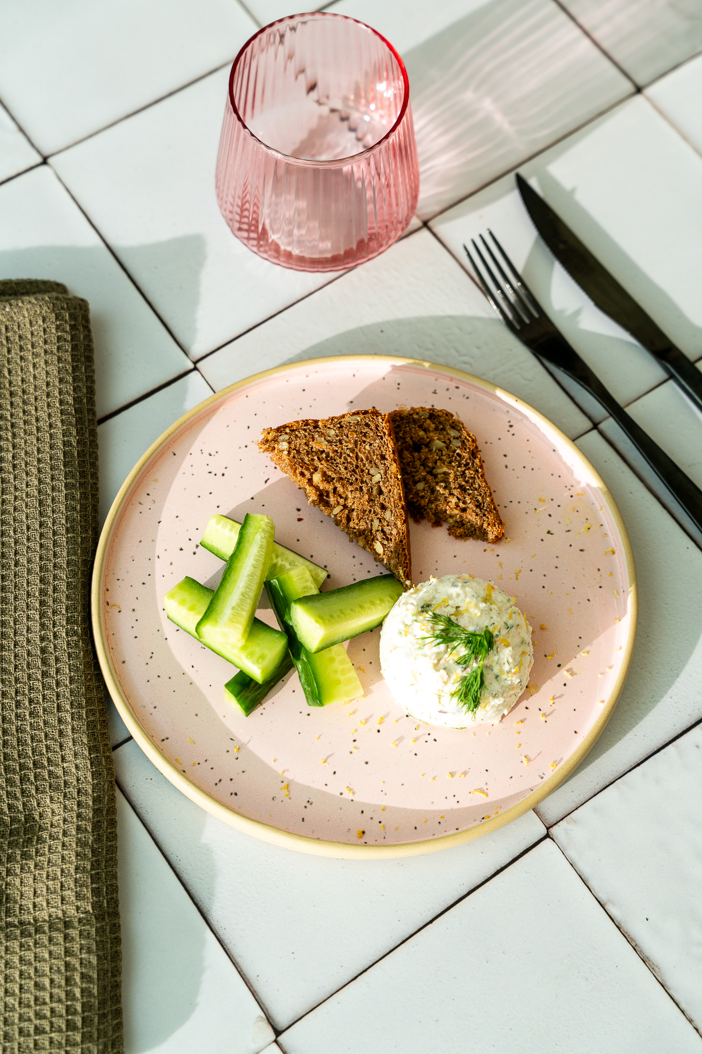 Pasta śniadaniowa z wędzonym łososiem, ricottą, cebulą i kaparami podana z pieczywem żytnim słonecznikowym i świeżym ogórkiem