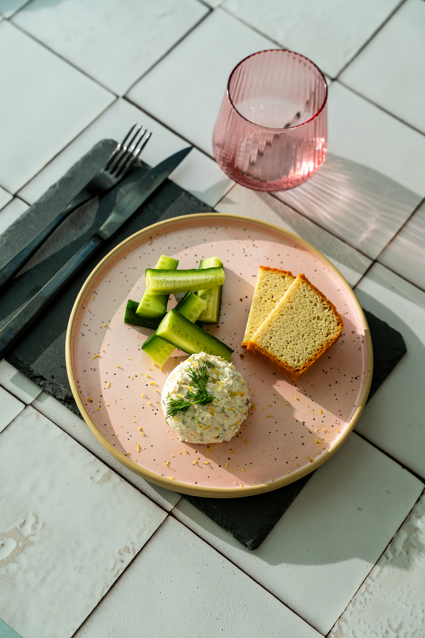 Pasta śniadaniowa z wędzonym łososiem, ricottą, cebulą i kaparami podana z migdałowo-maślanym chlebkiem naszego wypieku i świeżym ogórkiem #KETO