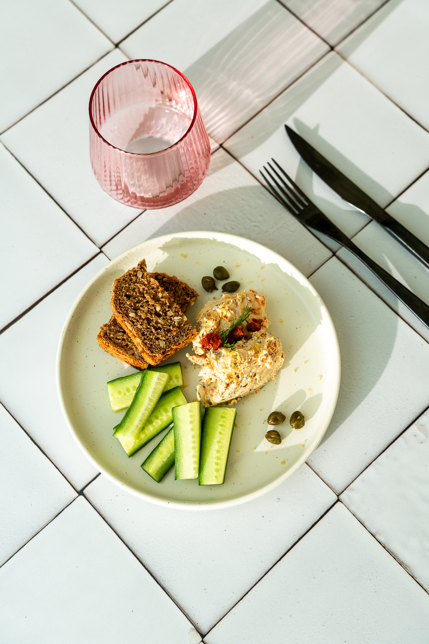 Pasta śniadaniowa z wędzonym łososiem, serkiem wiejskim, cebulą i kaparami podana z pieczywem żytnim słonecznikowym i świeżym ogórkiem