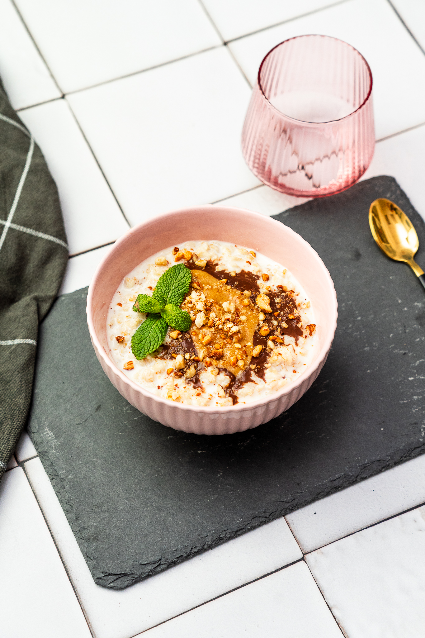 Owsianka snickers z karmelem daktylowym, orzechami i gorzką czekoladą / świeże owoce