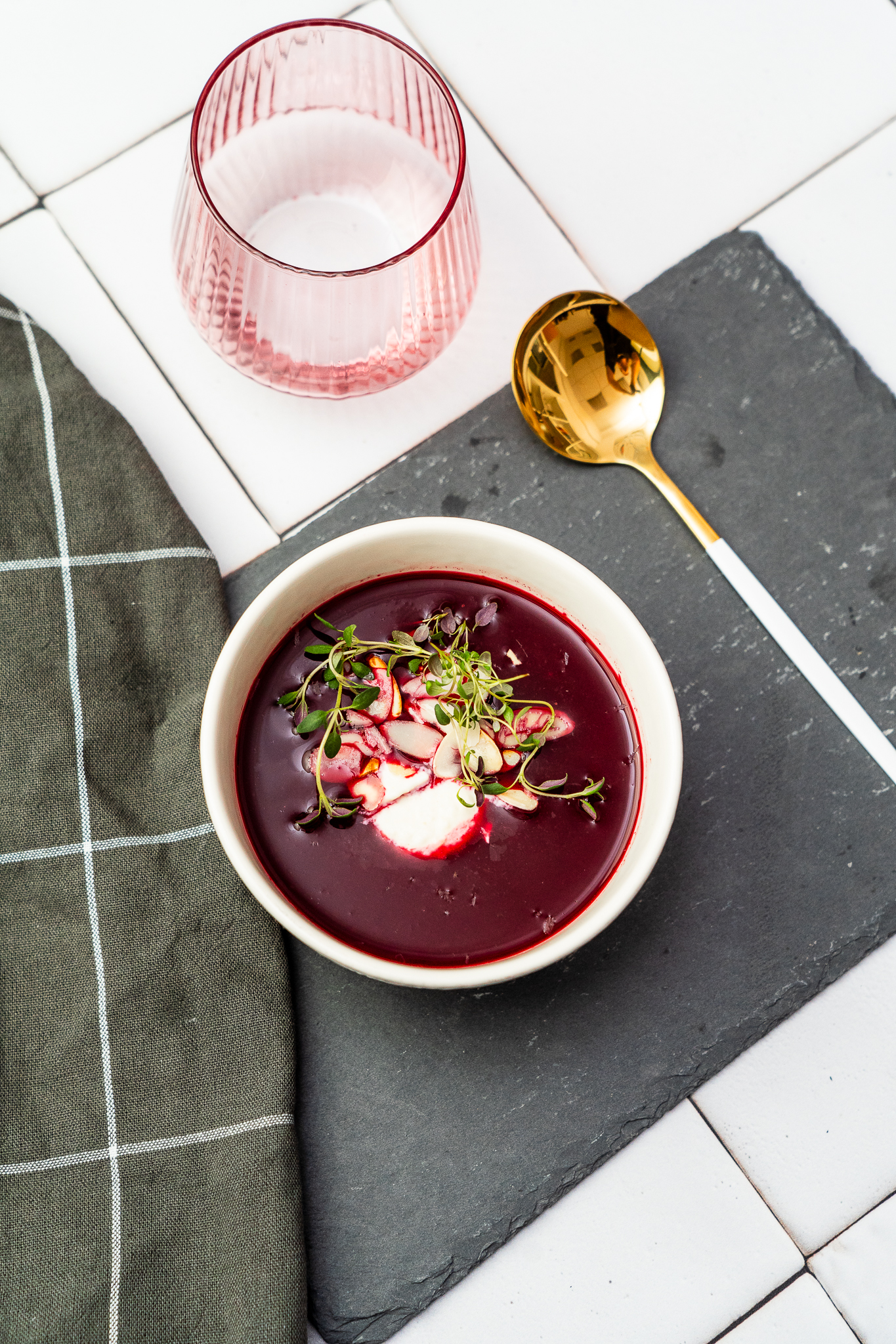 Aksamitna zupa z pieczonych buraczków z pomarańczą / krem chrzanowy