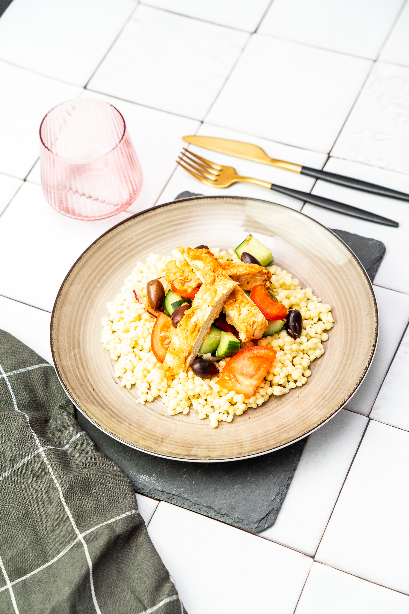 Kurczak w marynacie miodowo-musztardowej z sałatką grecką, kaszą kuskus i dipem z fety