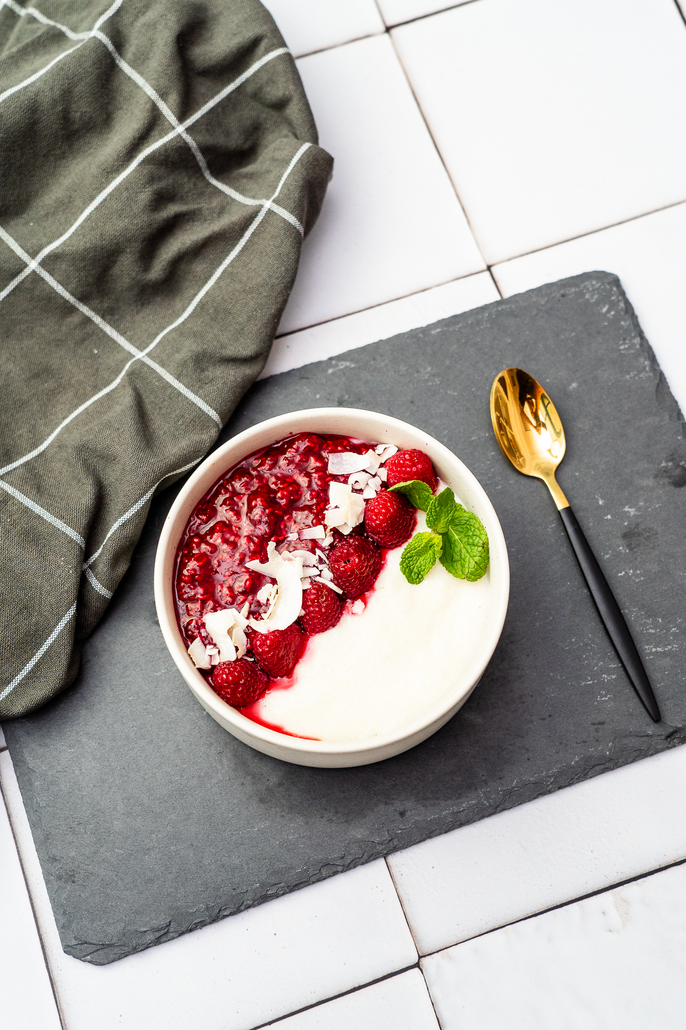 Proteinowa manna z białą czekoladą i domową frużeliną malinową