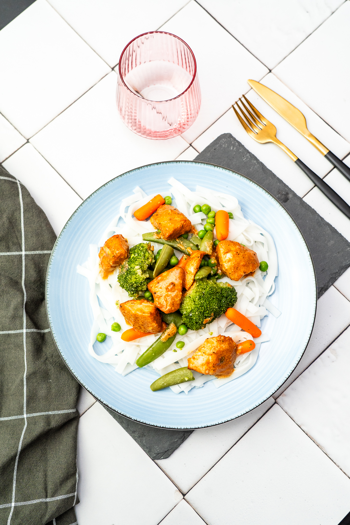 Kurczak w sosie orzechowym z makaronem ryżowym i chrupiącymi warzywami w stylu Azjatyckim