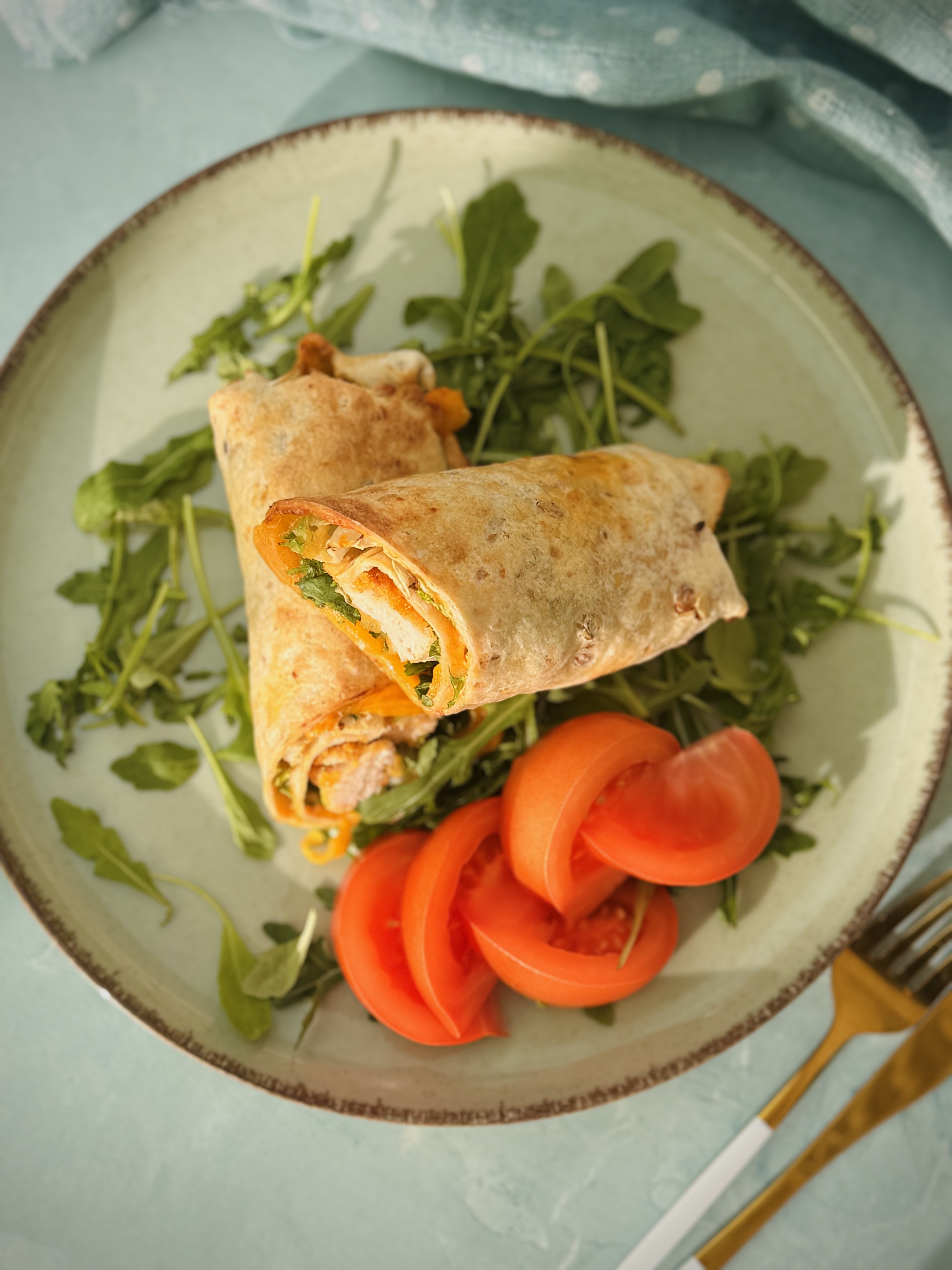 Wrap z kurczakiem i warzywami