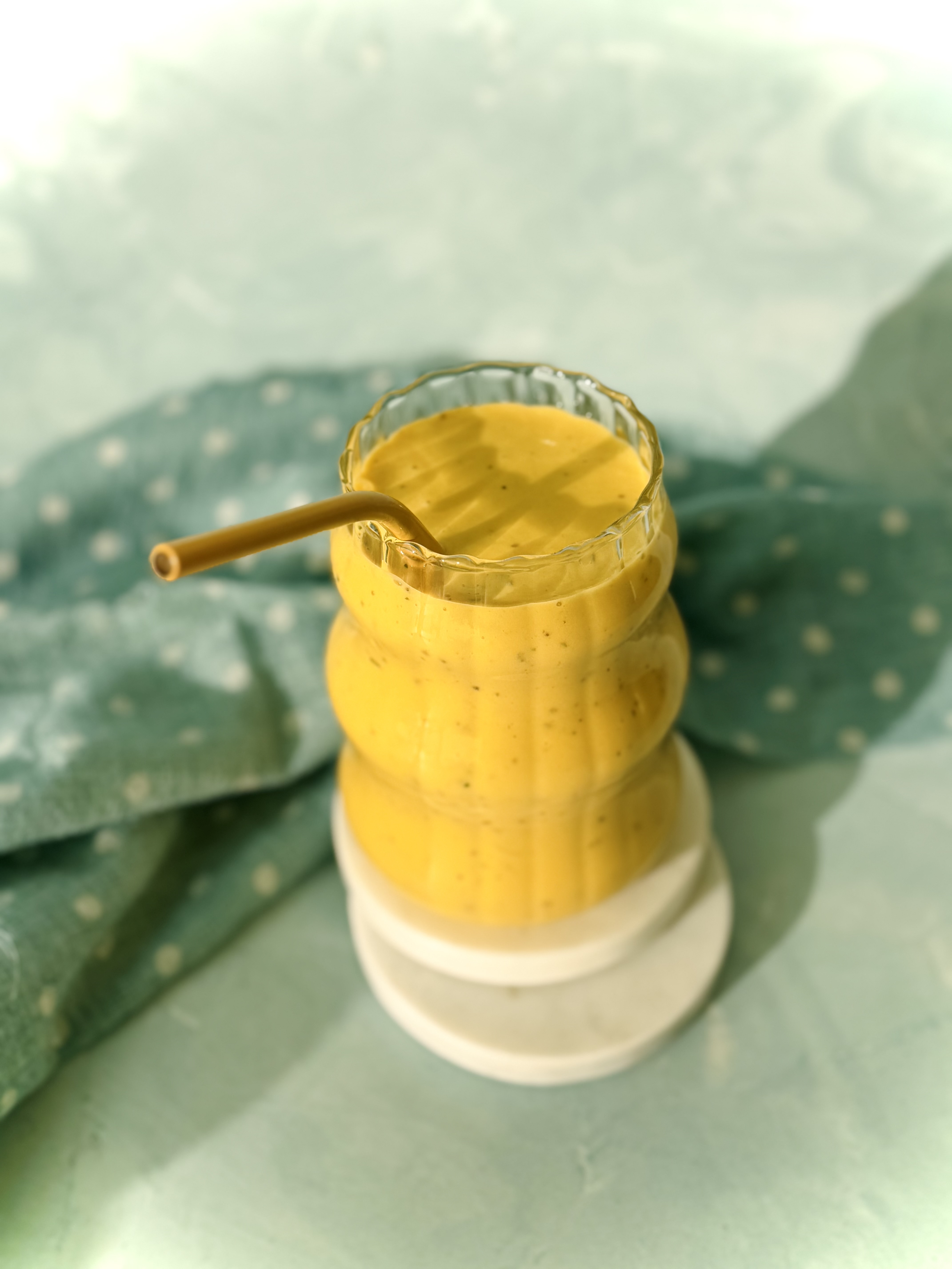 Egzotyczne smoothie z mango, marakują i limonką z nutą mięty