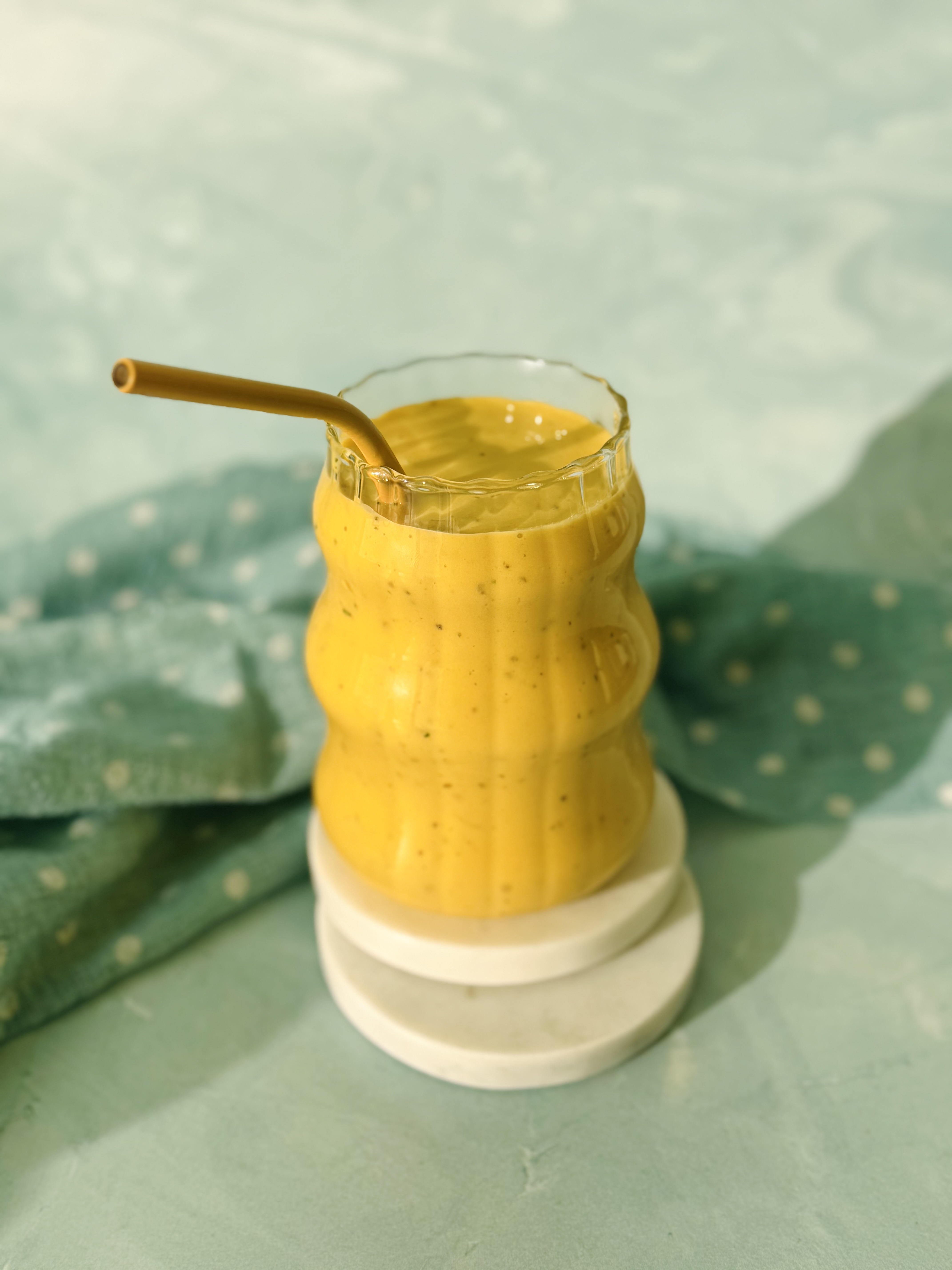 Egzotyczne smoothie z mango, marakują i limonką z nutą mięty