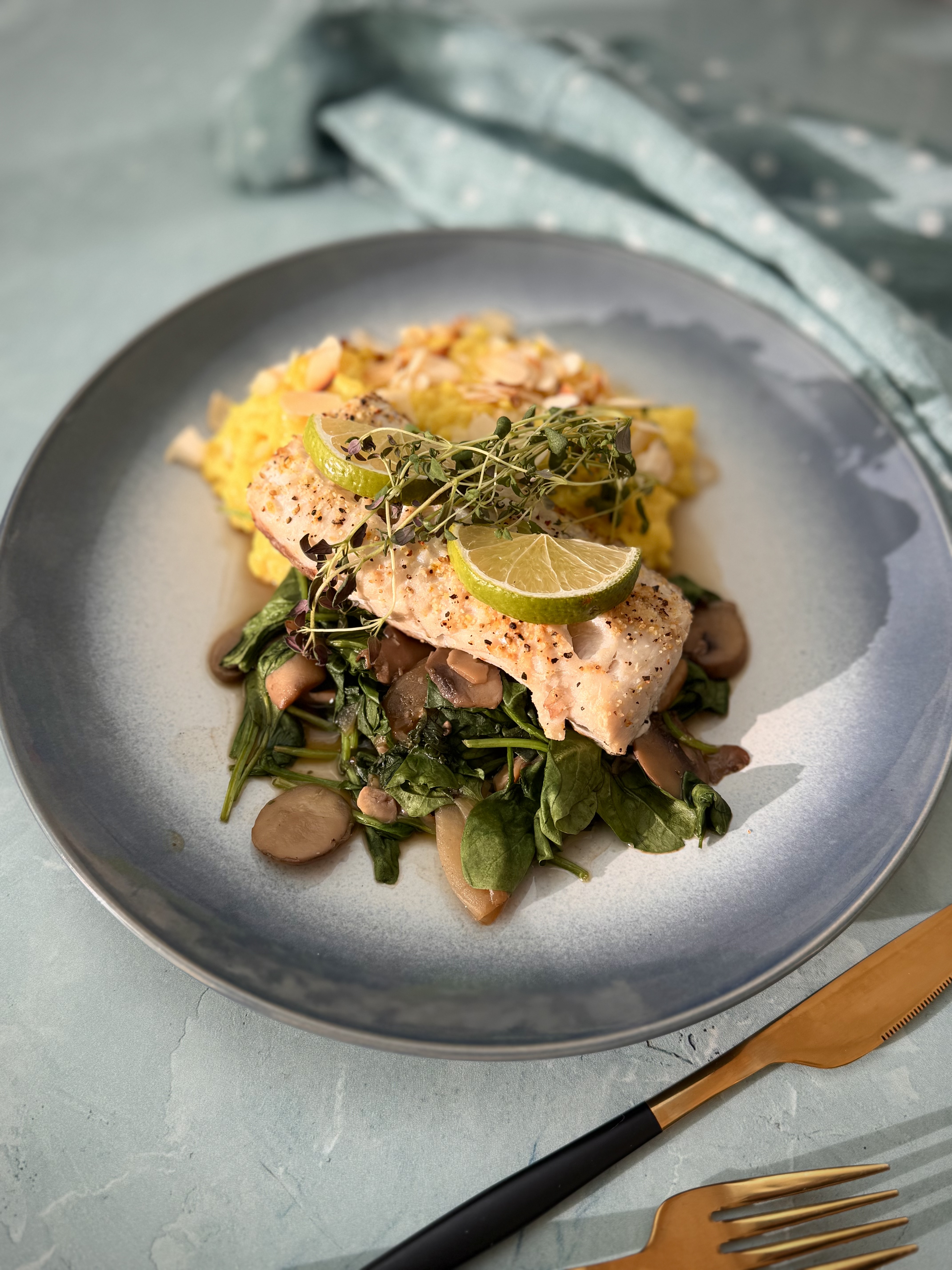 Dorsz maślano-limonkowy na przeciwzapalnym risotto z kurkumą / szpinak i pieczarki