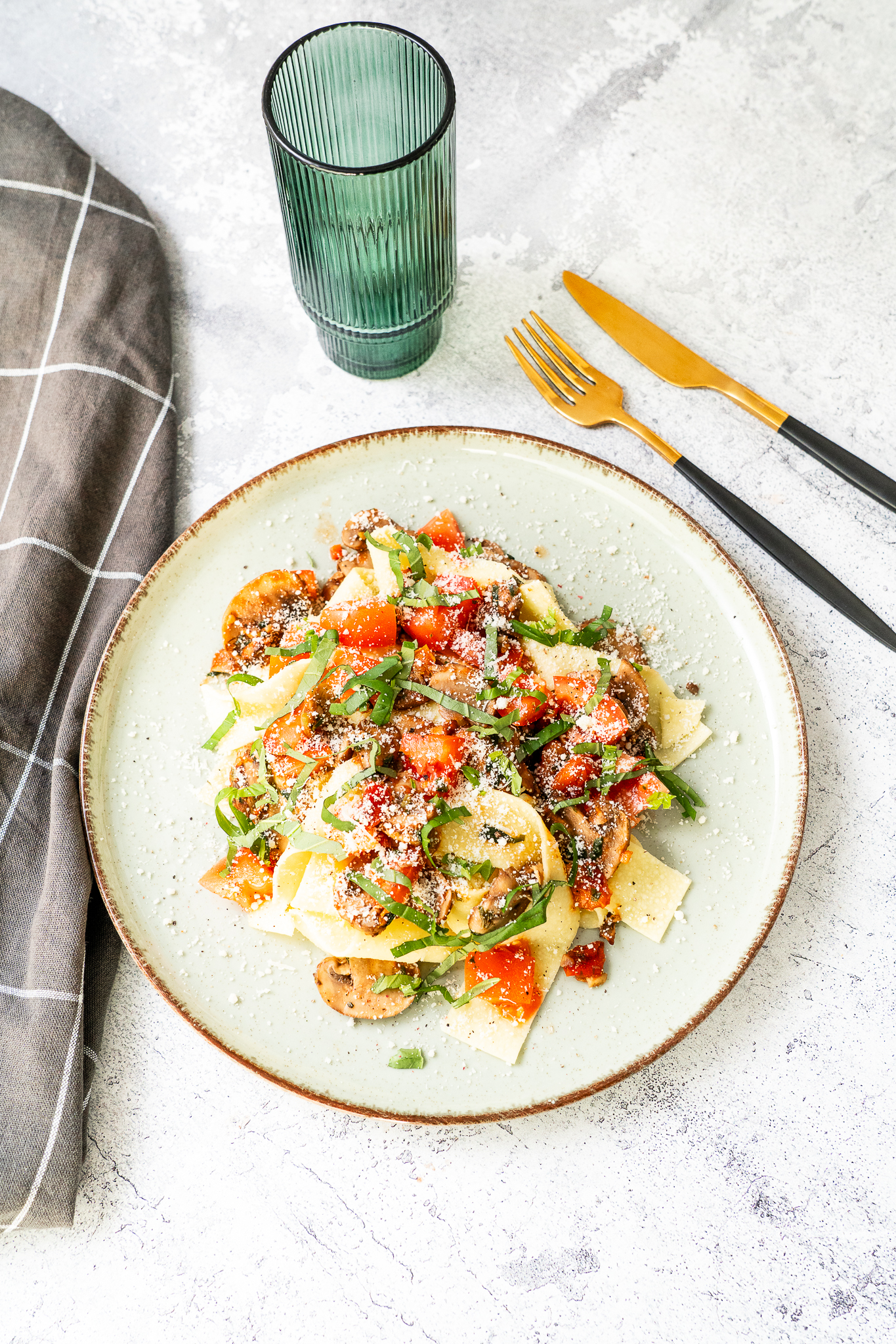 Tagliatelle z grillowanym kurczakiem, pieczarkami, pomidorem i bazylią