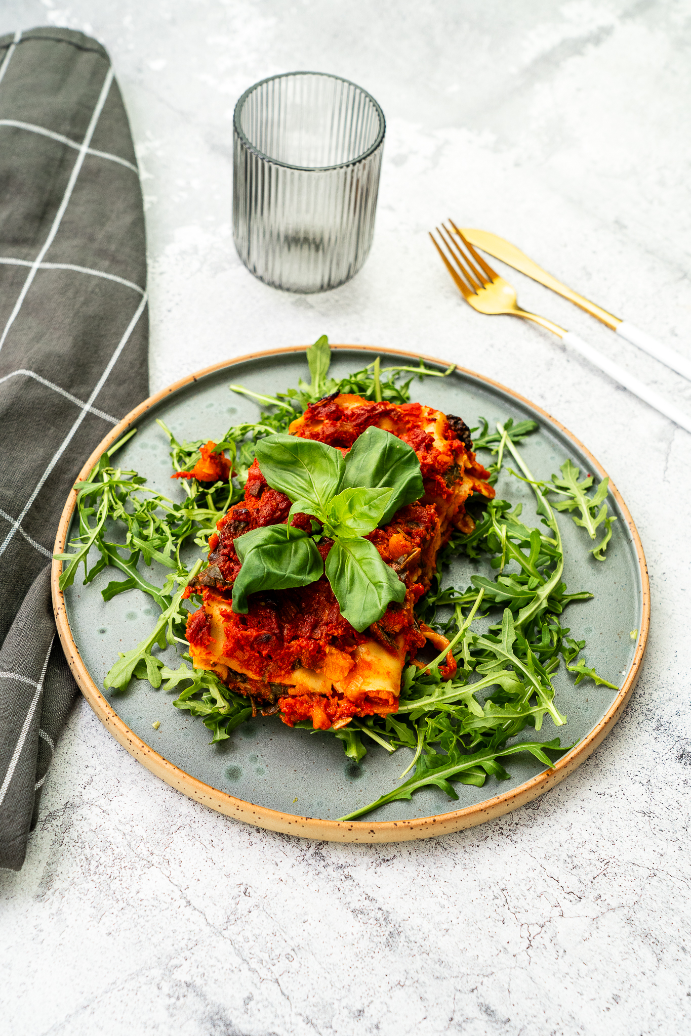 Bezglutenowa lasagne z dynią piżmową, szpinakiem i pomidorami