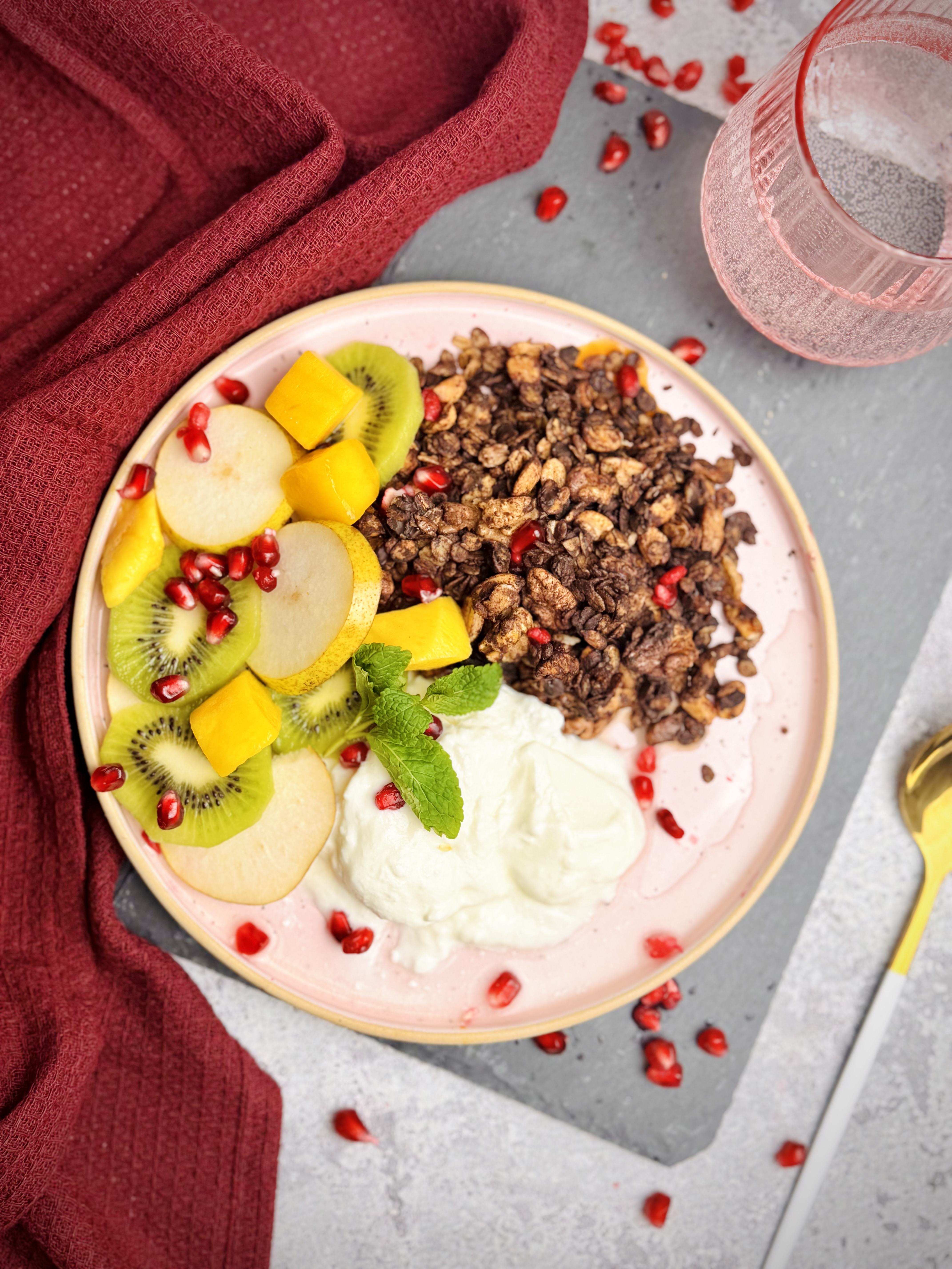 Chrupiąca granola czekoladowa z orzechami, jogurtem naturalnym i świeżymi owocami